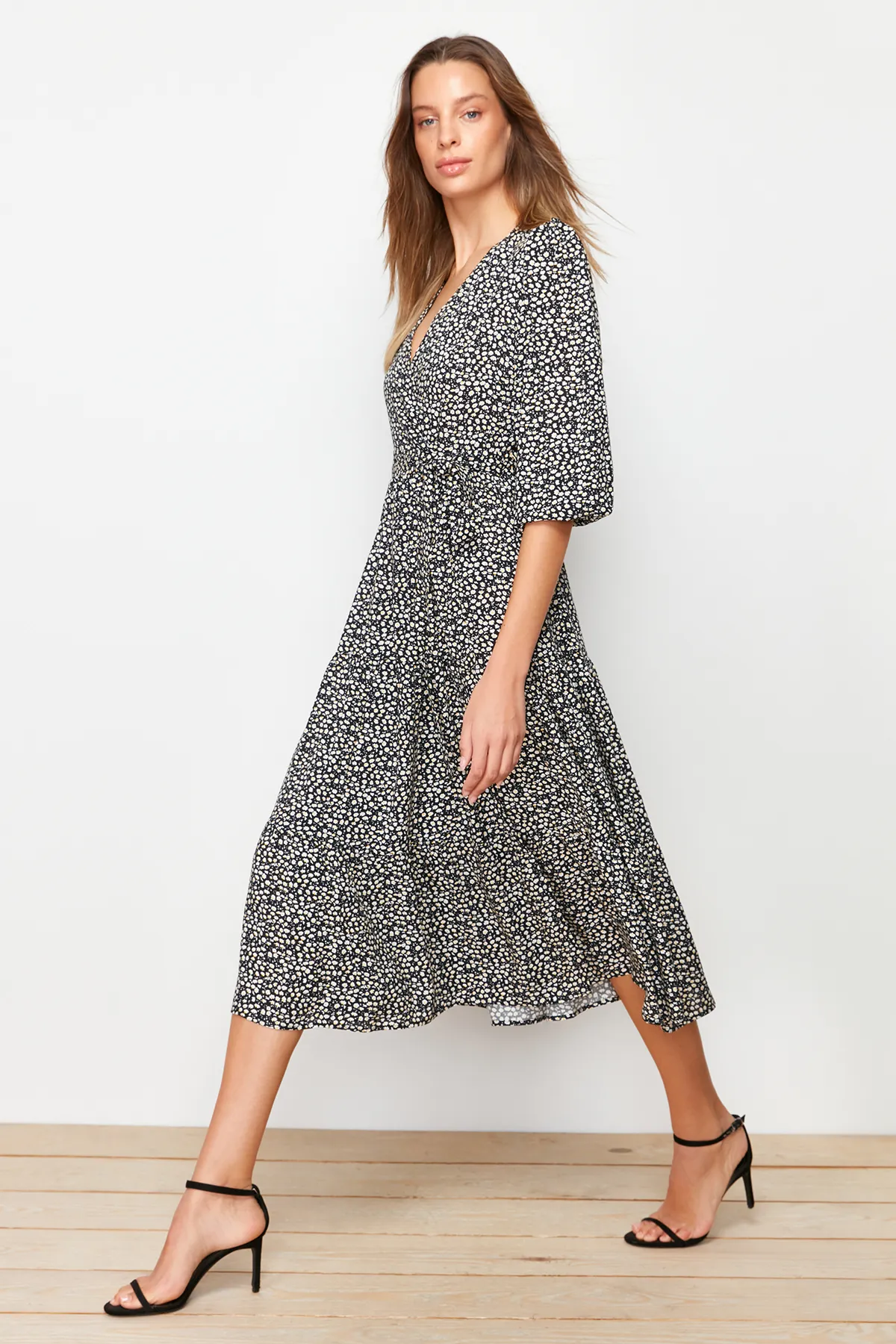 Trendyol Collection  Schwarzes, zweireihiges Maxi-Webkleid mit Blumenmuster TWOSS23EL01229