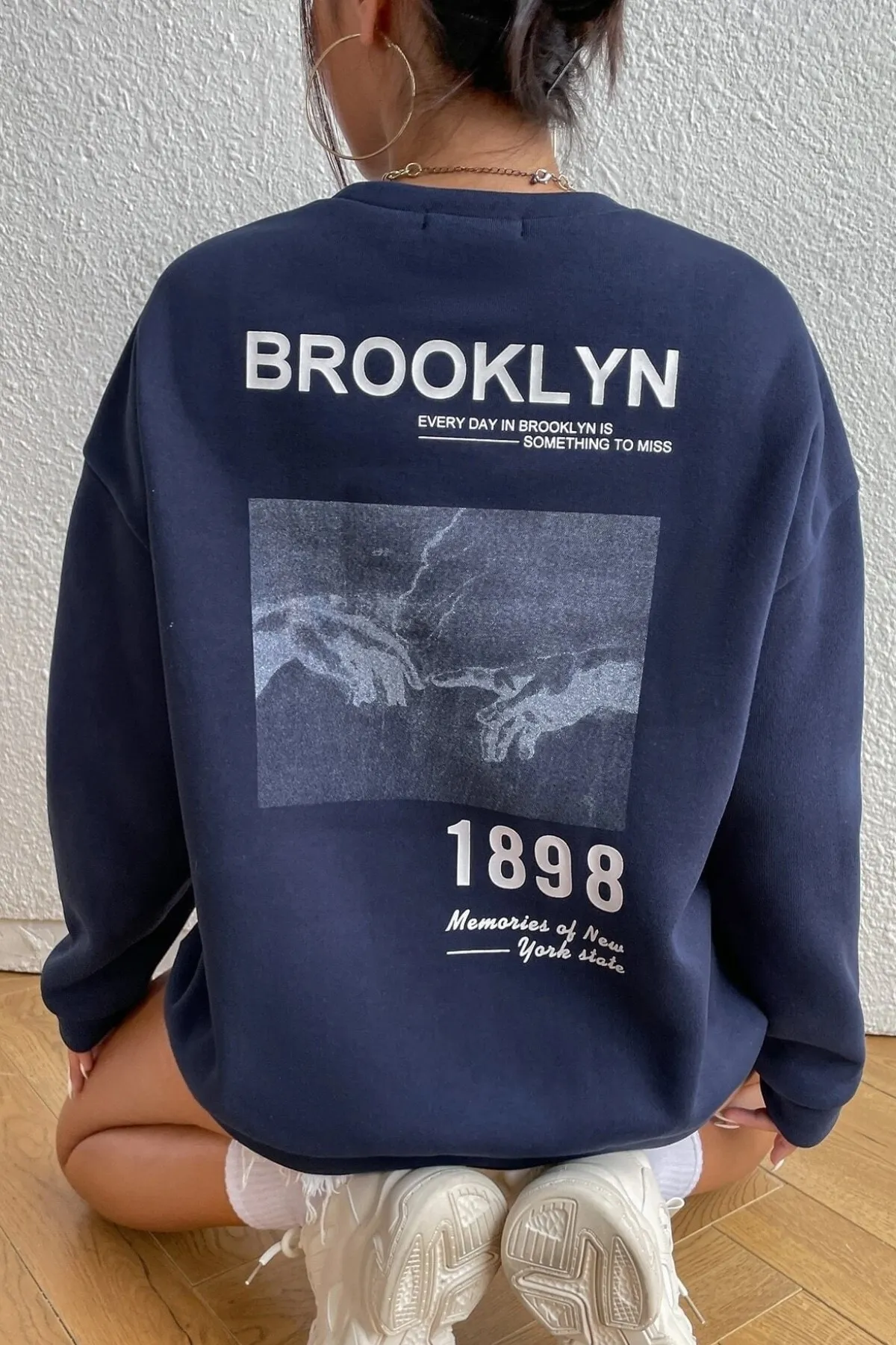 MODAGEN  Unisex-Sweatshirt „Brooklyn 1898“ in Marineblau mit Rundhalsausschnitt und Übergröße