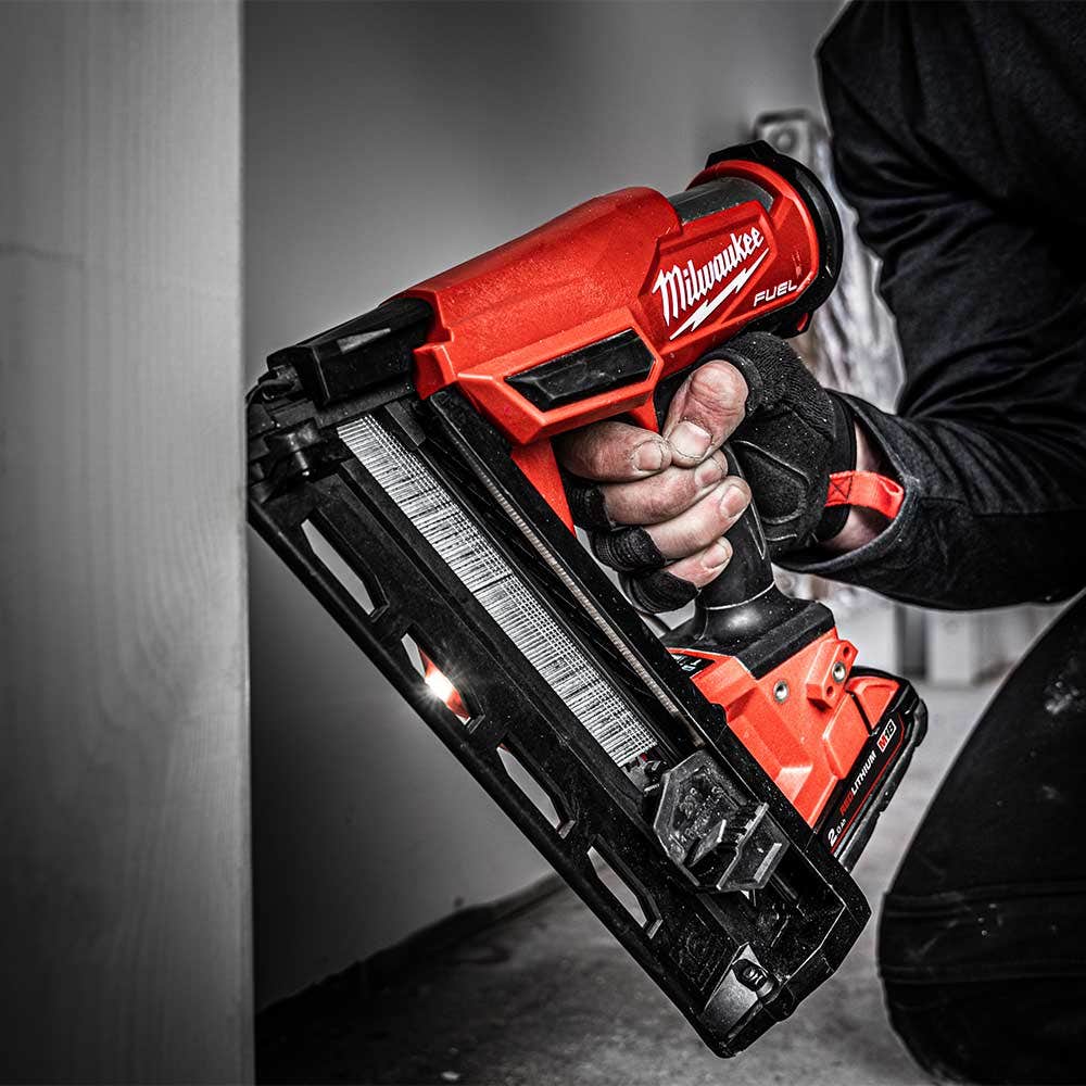 Pregador pneumático de acabamento Milwaukee Fuel 18V, calibre 16, ângulo reto de 20 graus, modelo M18FN16GA-0C