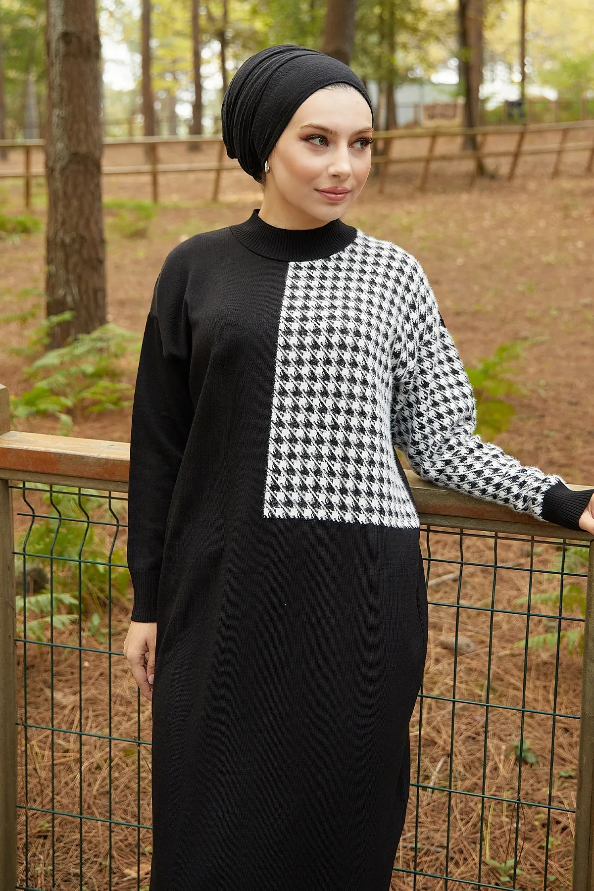 InStyle  Amelya Strickkleid mit Hahnentrittmuster und Ärmeln – Schwarz