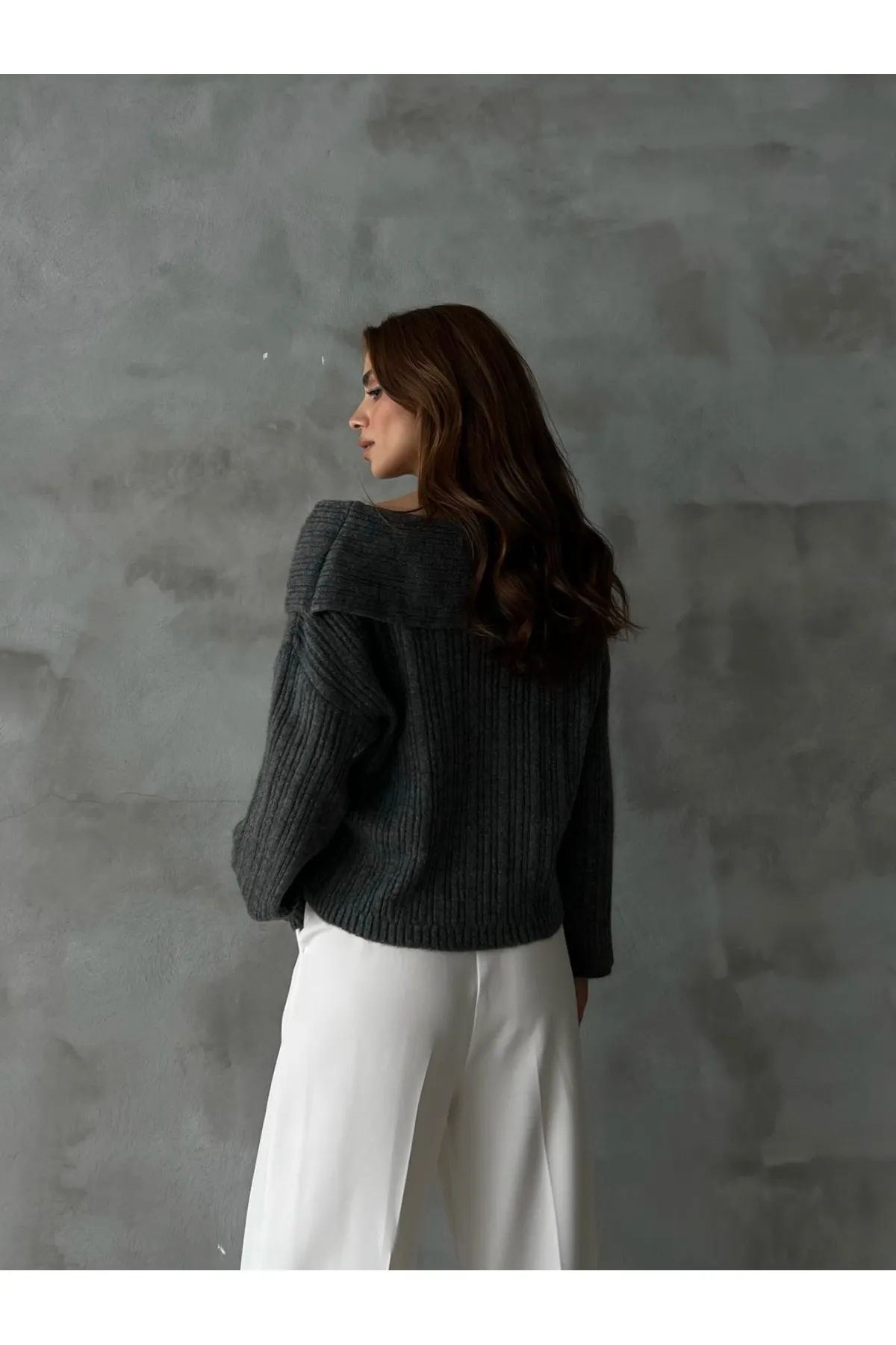 Laluvia  Anthrazitfarbener, gerippter Pullover mit Rüschenkragen