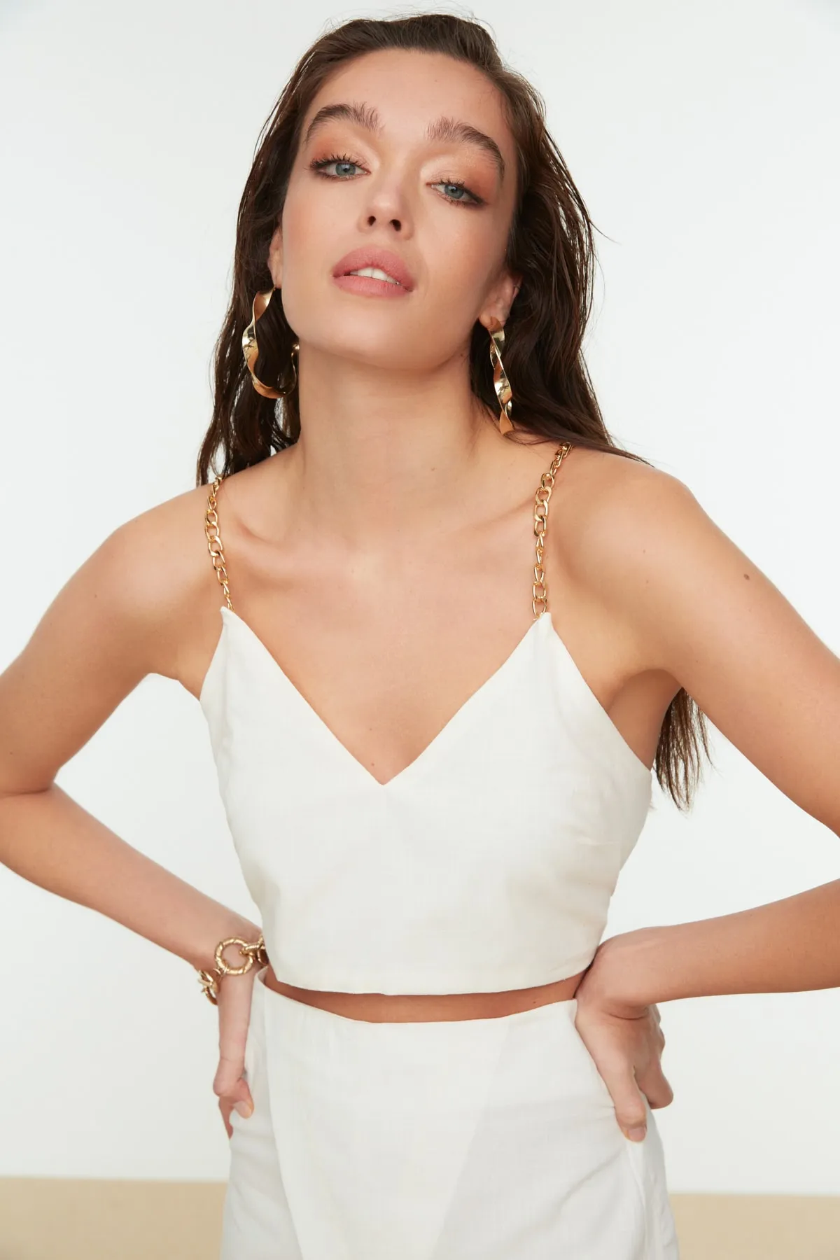 Trendyol Collection  Weiße, detaillierte Strandbluse mit Kettenträgern TBESS22BZ0042