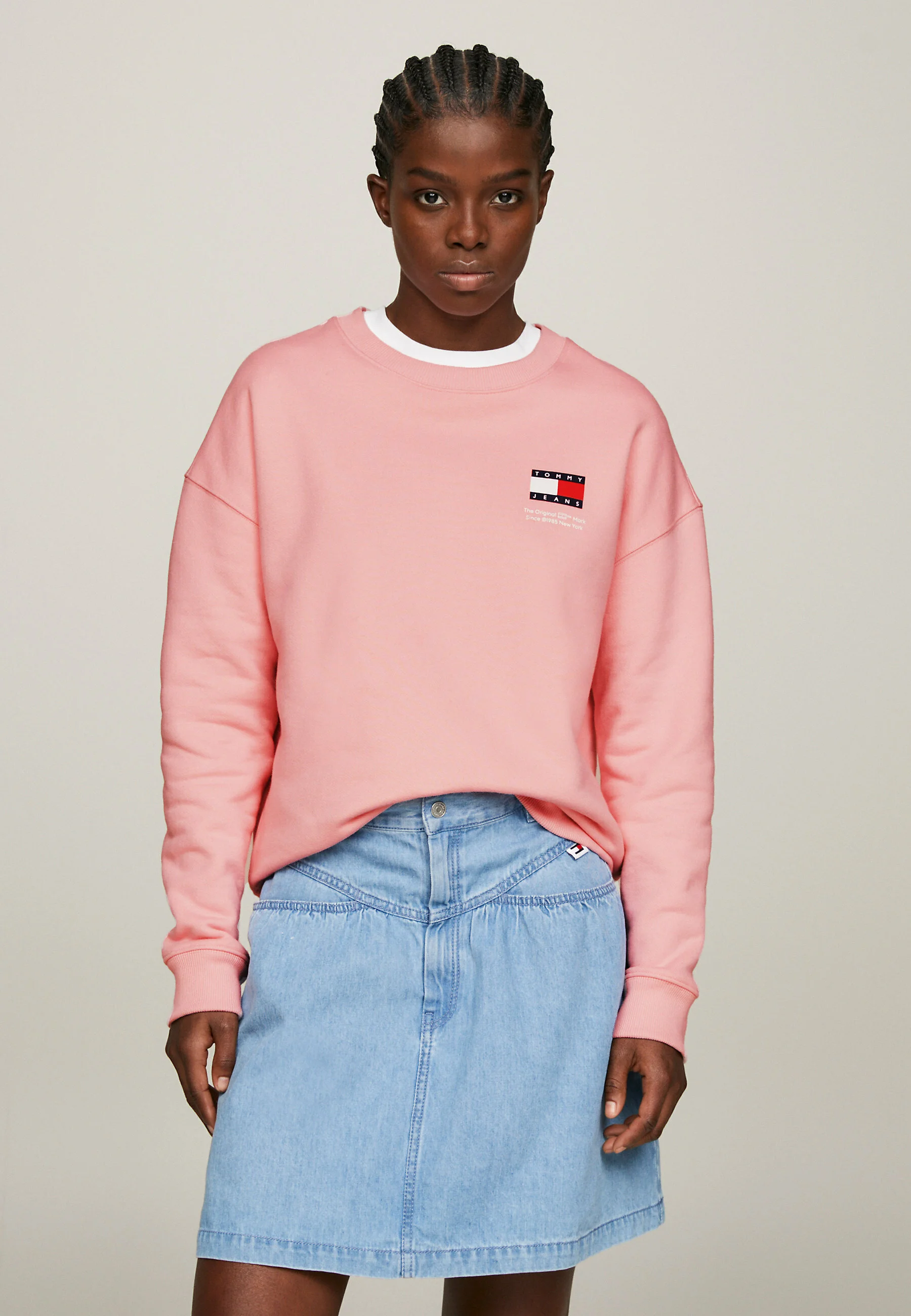 Sudadera Tommy Jeans con cuello redondo y estampado de bandera