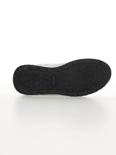 Sneaker mit sommerlicher Perforation