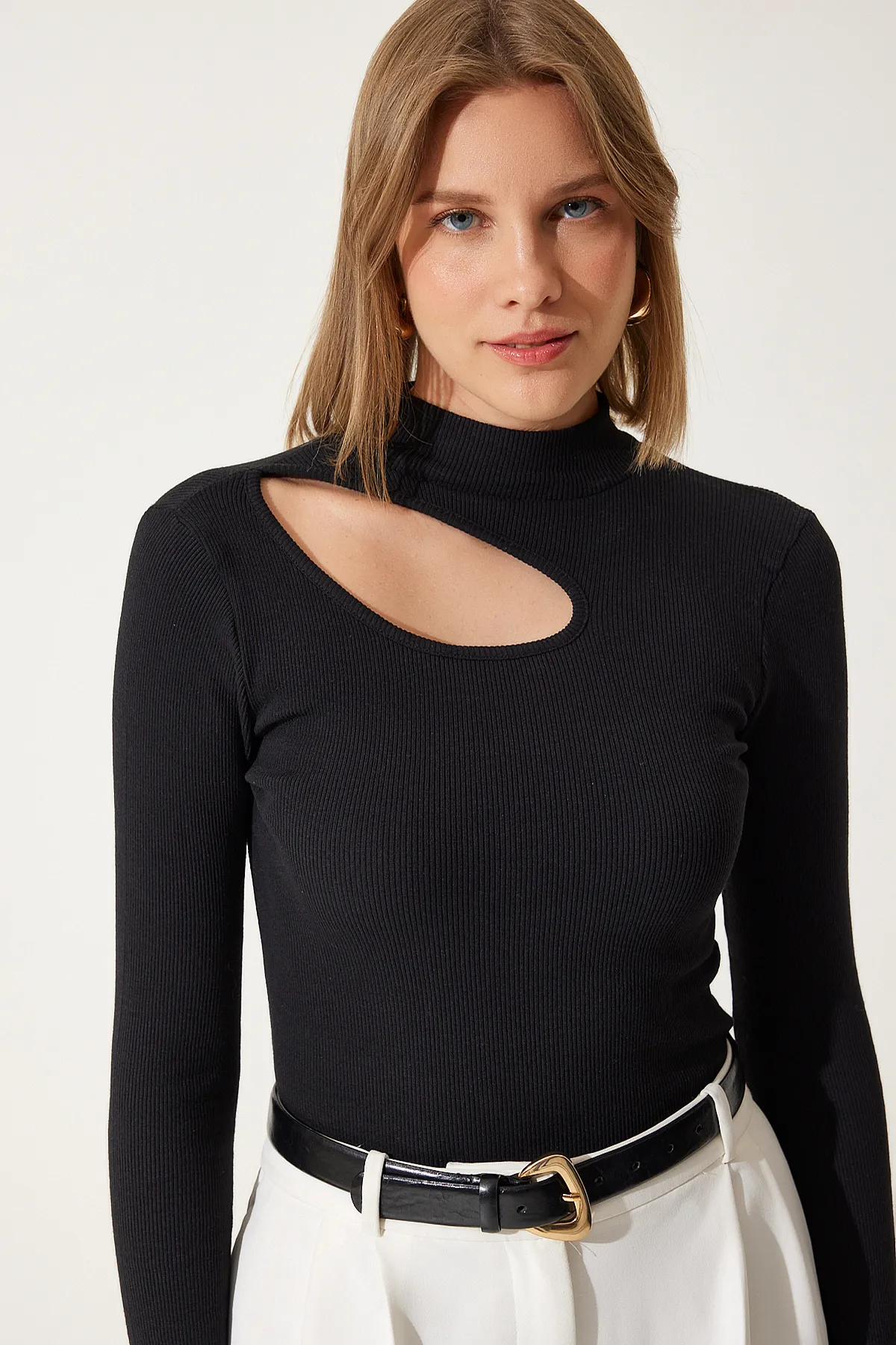 Happiness İstanbul  Schwarze gerippte Strickbluse mit Ausschnitten und Details für Damen GT00065