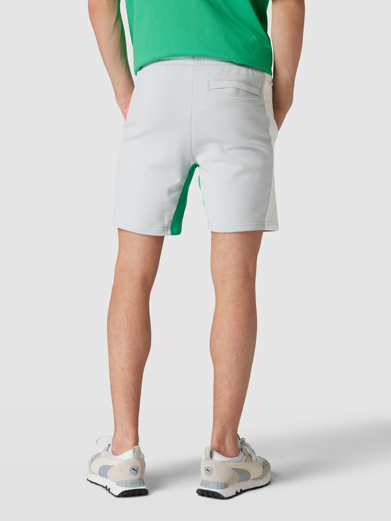 Sweatshorts mit Label-Stitching Modell 'CLASSICS' in hellgrau