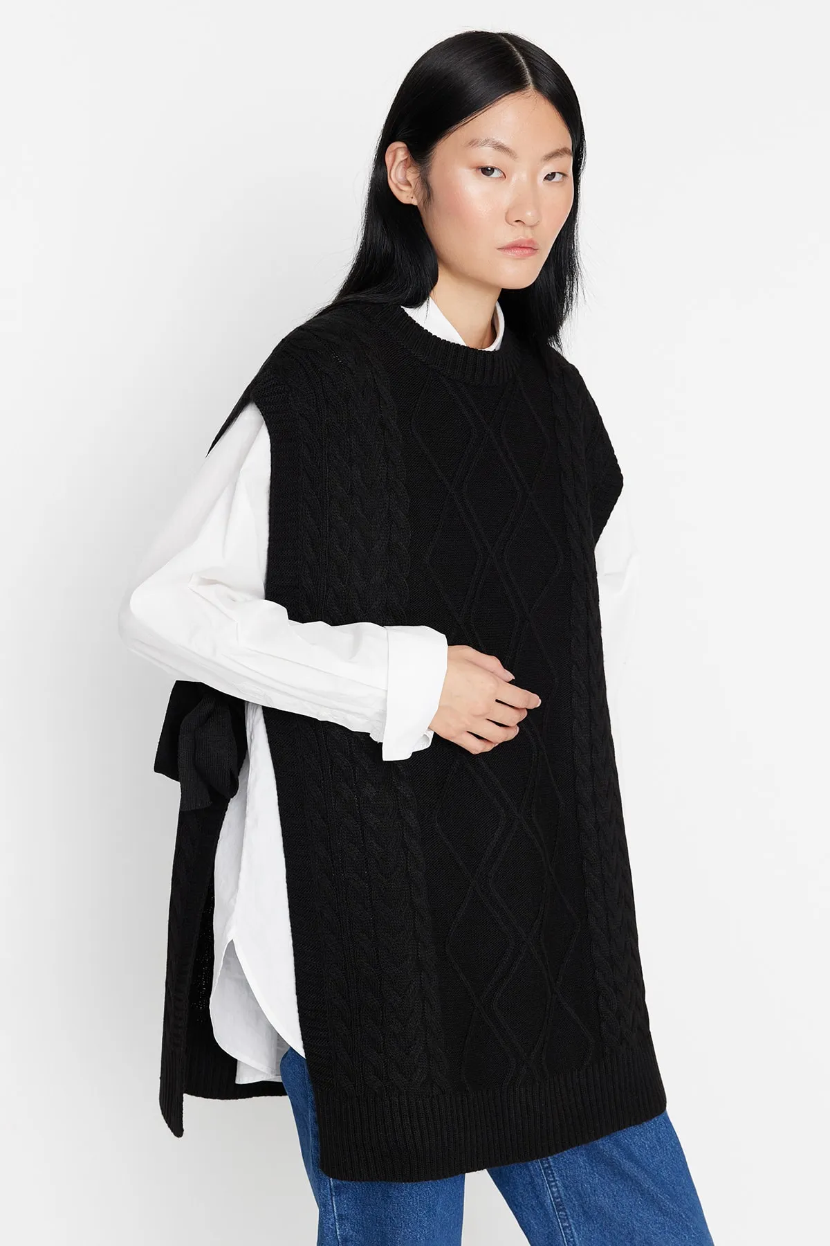 Trendyol Modest  Schwarzer geflochtener Strickpullover mit Bindegürtel TCTAW22UV0018