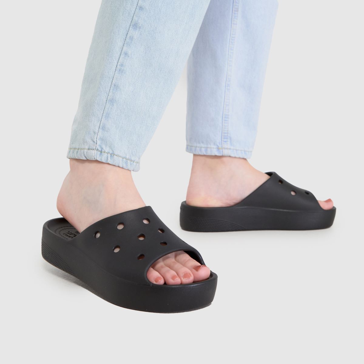 Crocs klasszikus platformos szandál fekete színben