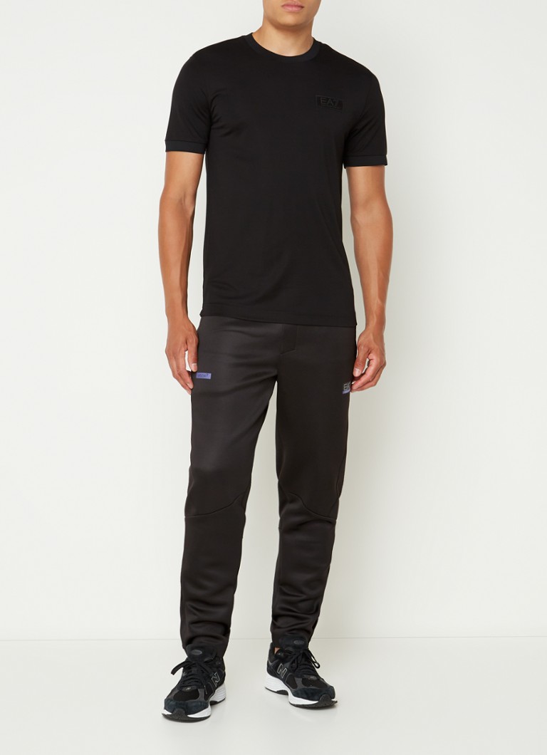 Pantaloni de trening slim fit de la Emporio Armani, cu logo și buzunare cu fermoar.