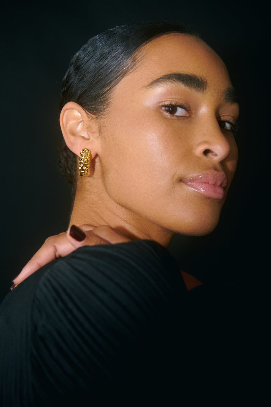 Crinkled gold hoops earrings