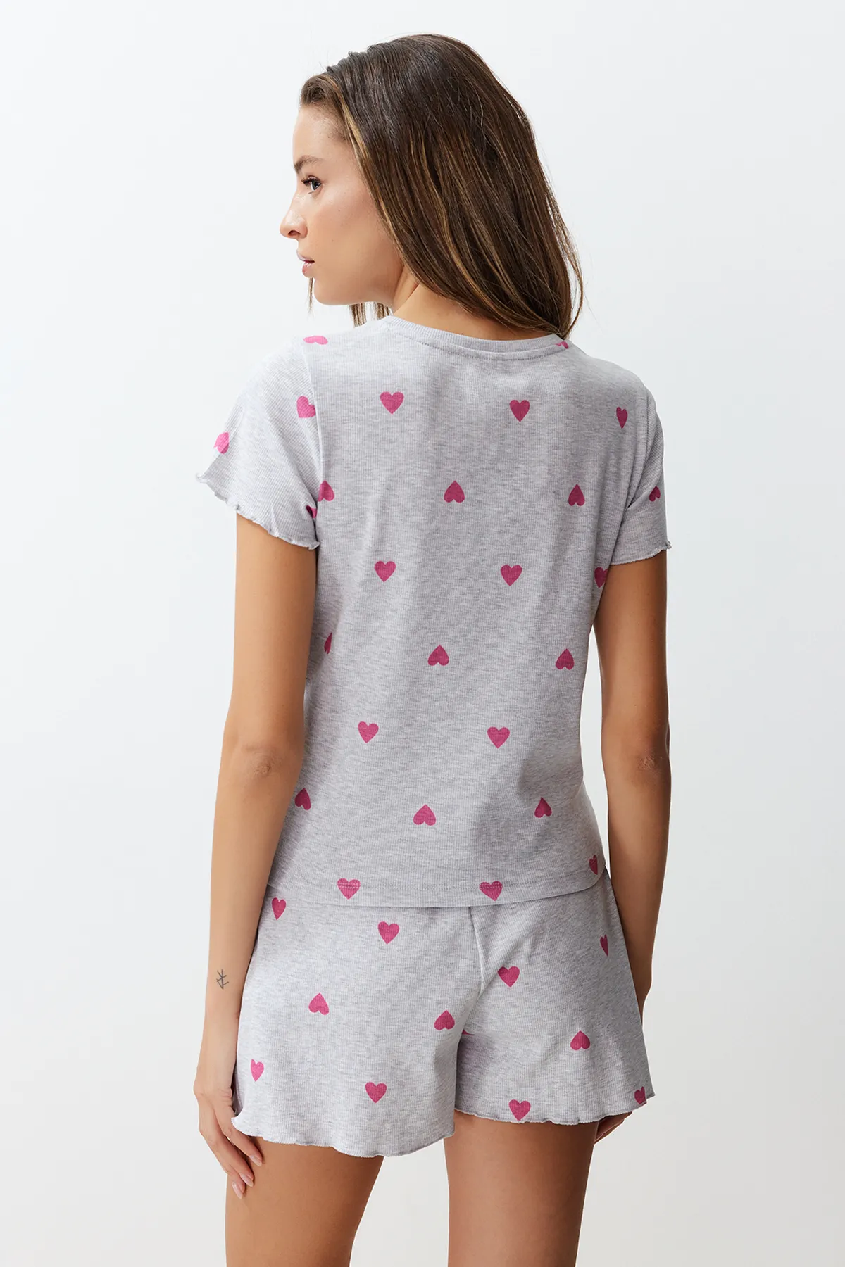 Trendyol Collection  Grau meliertes Pyjama-Set aus geripptem Strick-Pyjama mit bedrucktem Gummi und Herz-Slogan THMSS24PT00220
