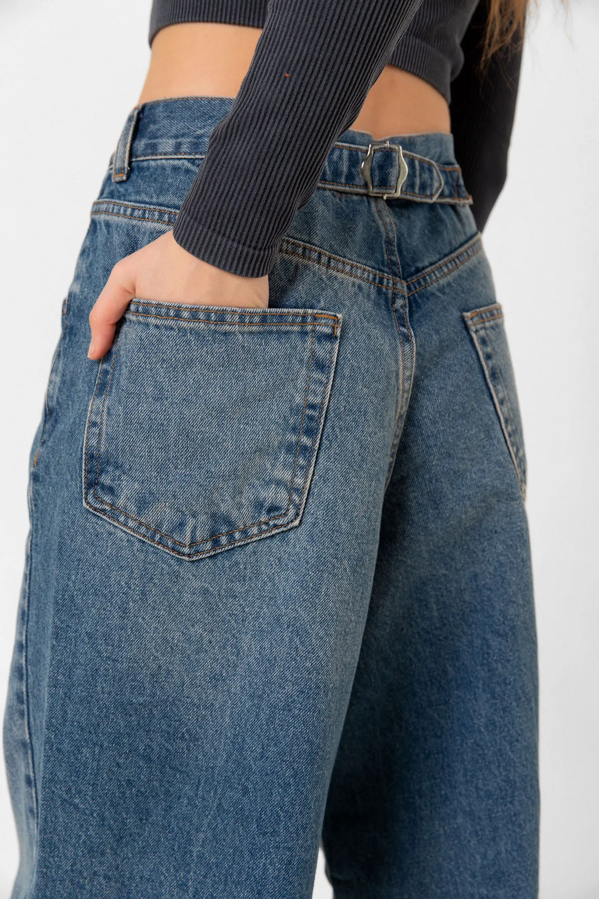 Maule  Schnalle im Detail, lockerer Schnitt, weites Bein, bequeme Baggy-Jeans, lockere Damenhose @milano