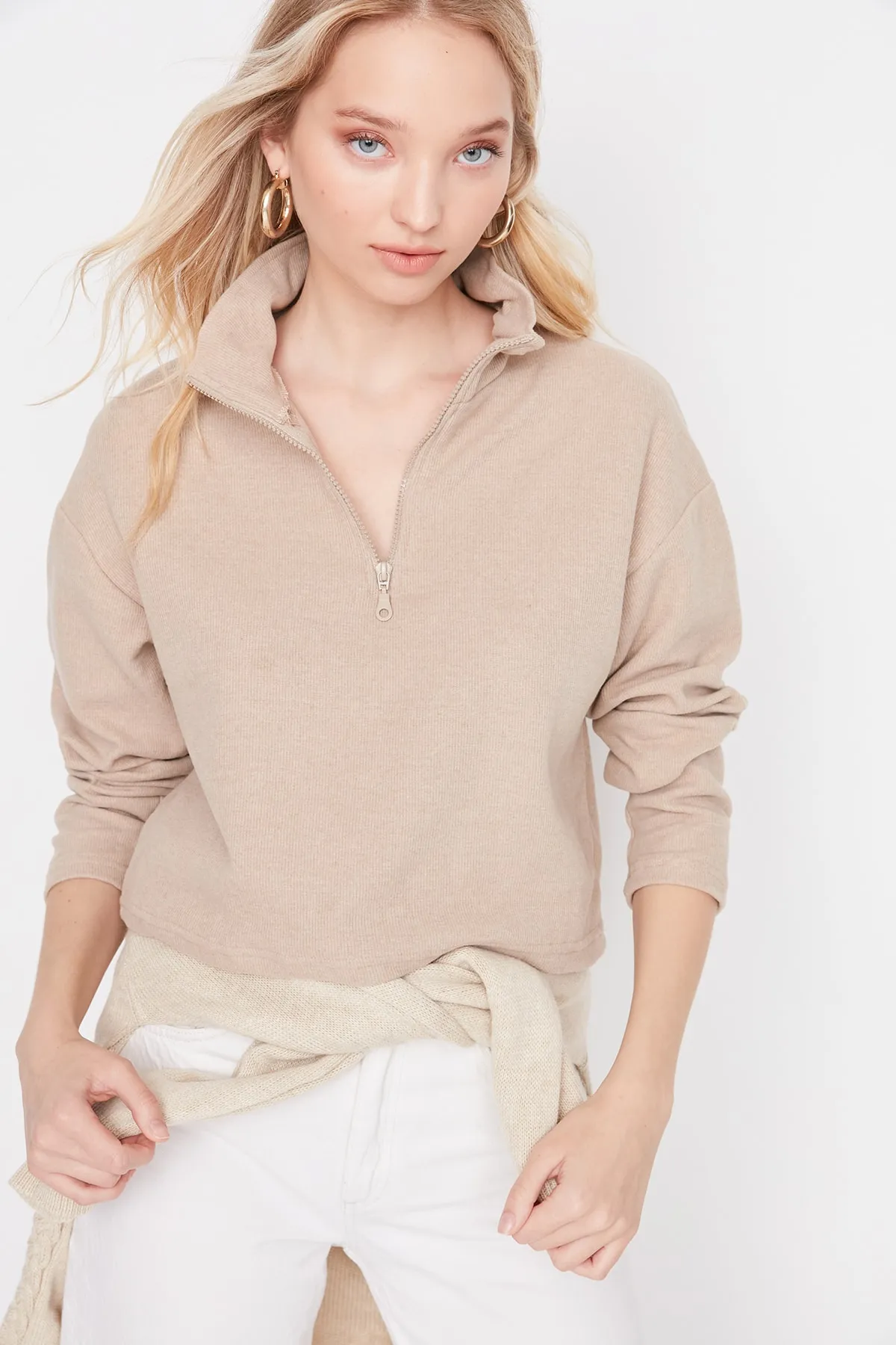 Trendyol Collection  Beiges Strick-Sweatshirt Thessaloniki/Strickoptik mit Reißverschlusskragen, Regular/Normal Fit, TWOAW22SW0732