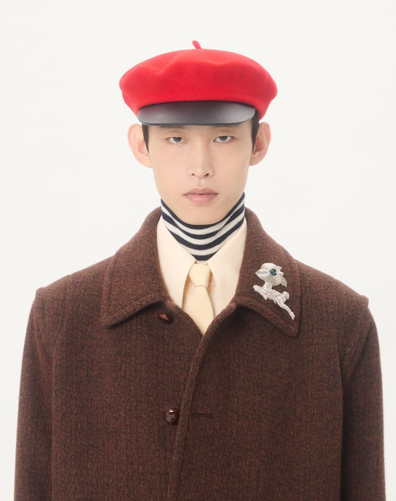 Casaco Valentino de abotoamento simples em lã mesclada com drapeado e detalhe dourado nos bolsos laterais.