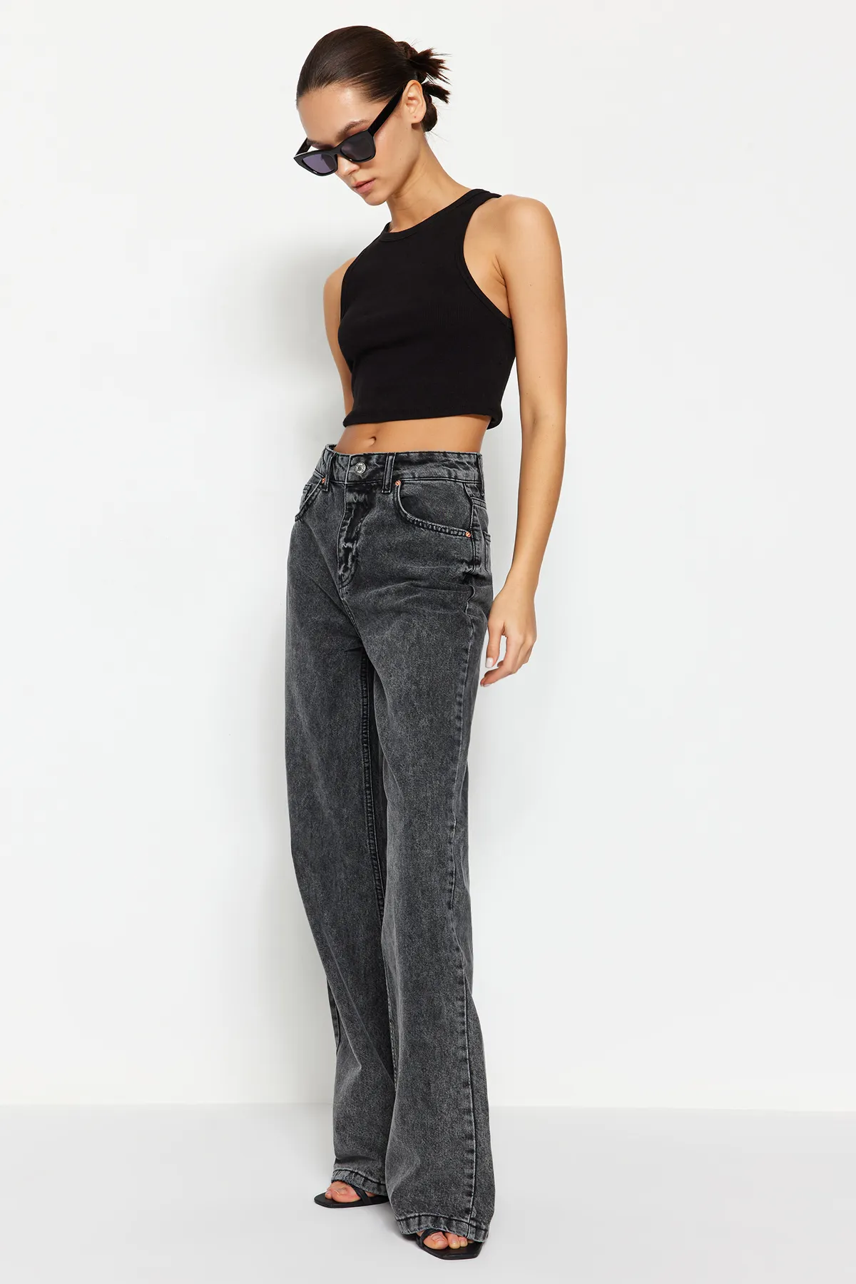 Trendyol Collection  Anthrazitfarbene High-Waist-Jeans mit weitem Bein TWOSS24JE00050