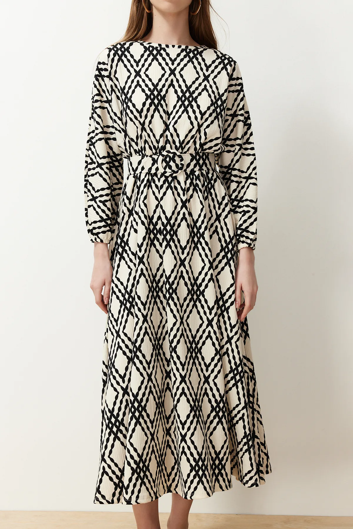 Trendyol Modest  Schwarzes, gemustertes Kleid aus Crinkle-Gewebe mit Gürteldetail TCTSS24EB00233
