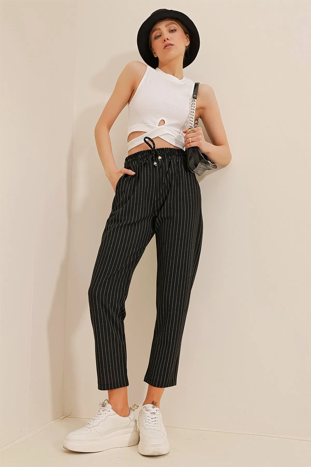 Trend Alaçatı Stili  Schwarze Damenhose mit hoher Taille und doppelter Tasche, gestreift, lässig geschnitten, ALC-X10430