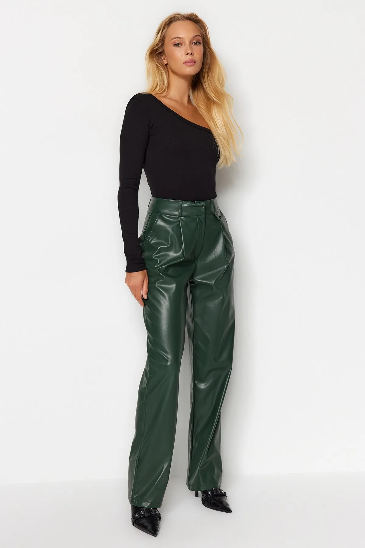 Trendyol Collection  Dunkelgrüne, gerade geschnittene Webhose aus Kunstleder TWOAW24PL00053