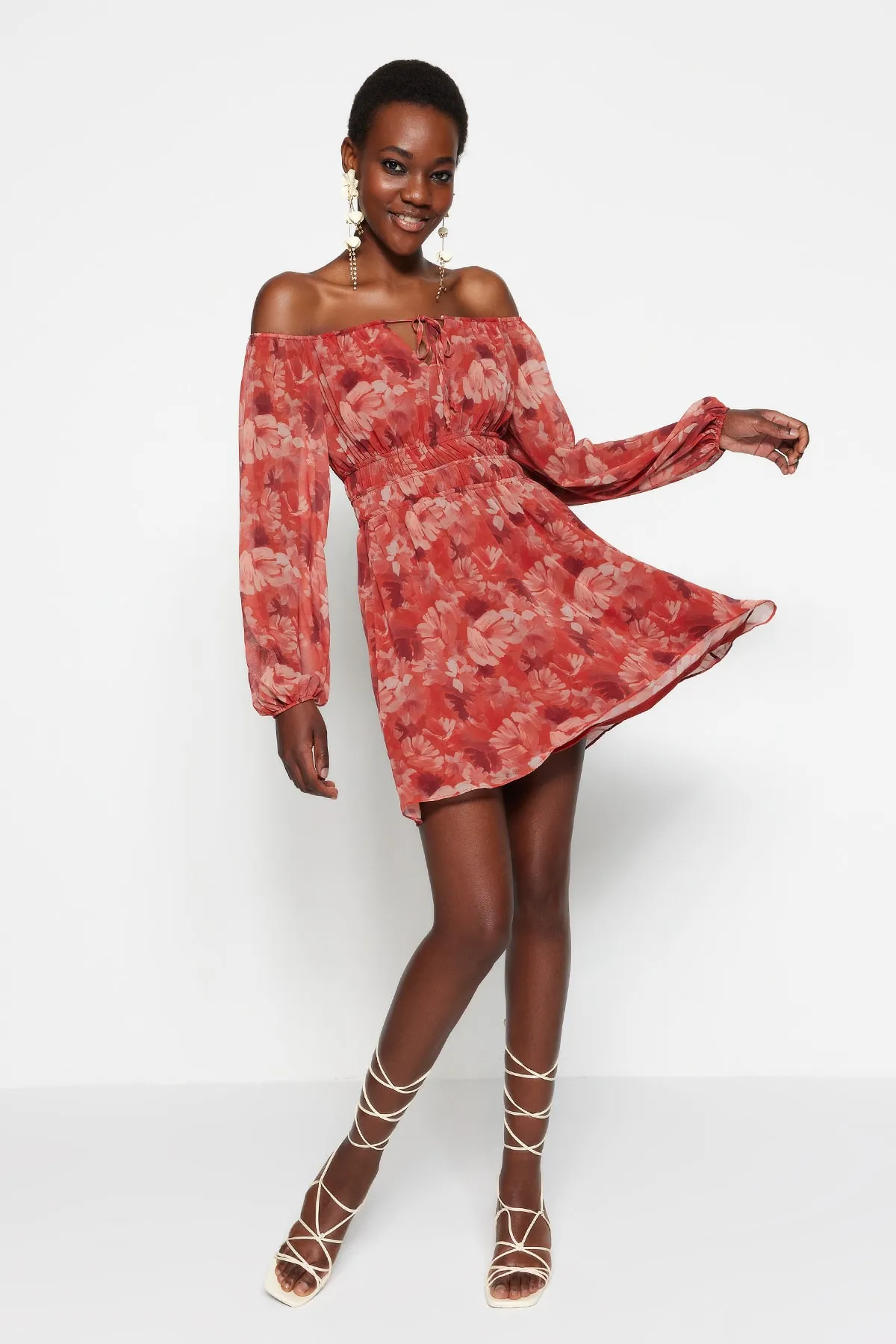 Trendyol Collection  Gerade geschnittenes Mini-Kleid aus gewebtem Chiffon mit Carmen-Kragen und gemustertem Webkleid TWOSS23EL00513