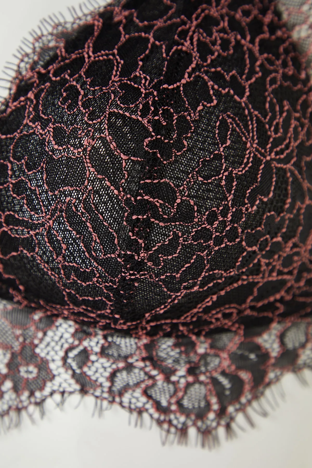 Trendyol Collection  Schwarzer, kappenloser Triangel-Bralette-Strick-BH mit Spitzenträgern THMSS23SU00009