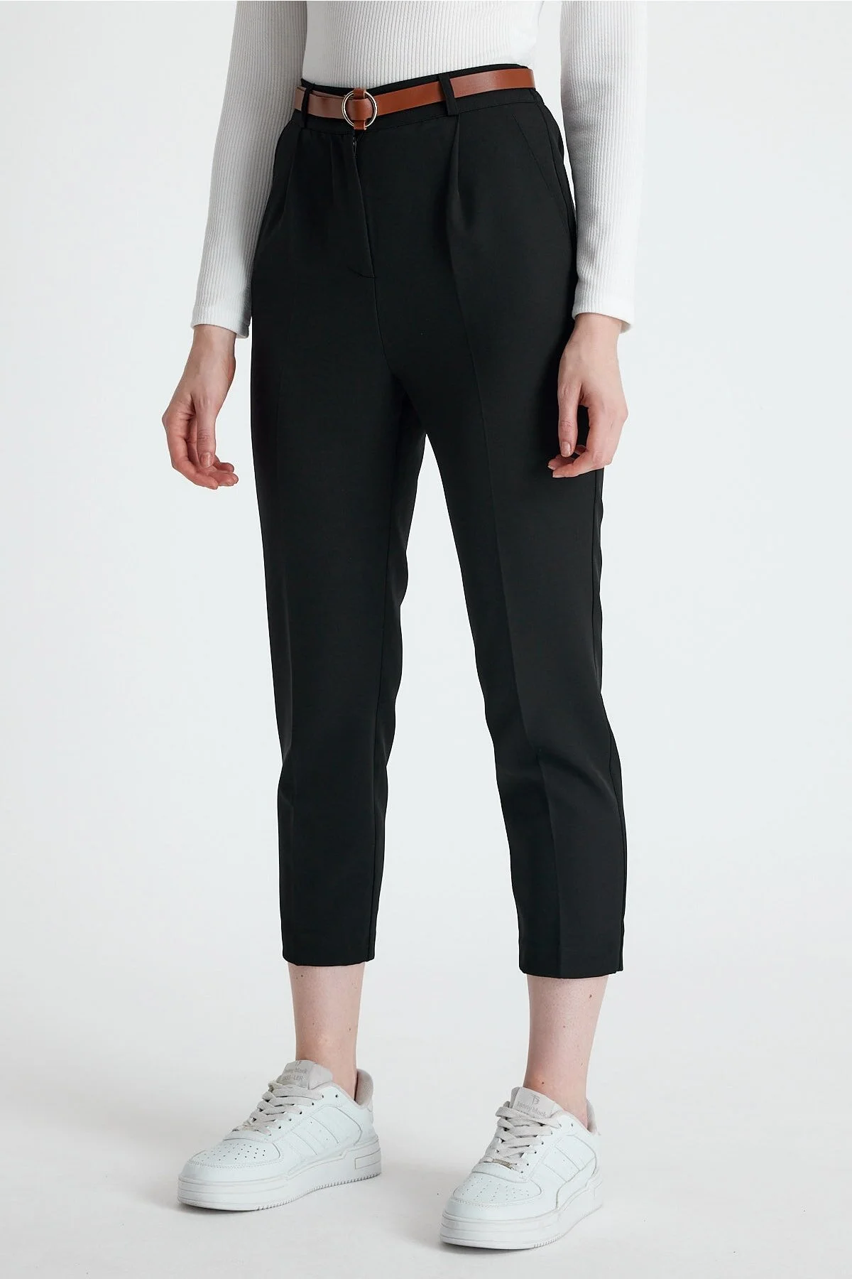 macharelbasic  Saisonale Stoffhose für Damen mit schmalem Bein und Faltengürtel in Schwarz