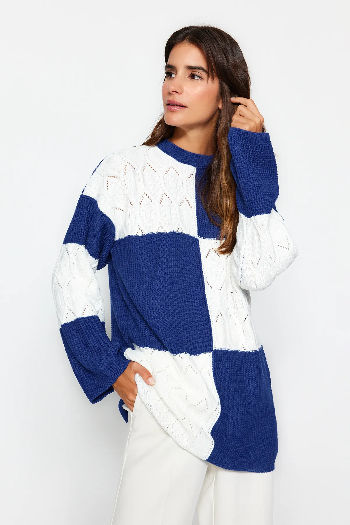 Trendyol Modest  Blauer durchbrochener/perforierter Farbblock-Strickpullover TCTAW24AK00055
