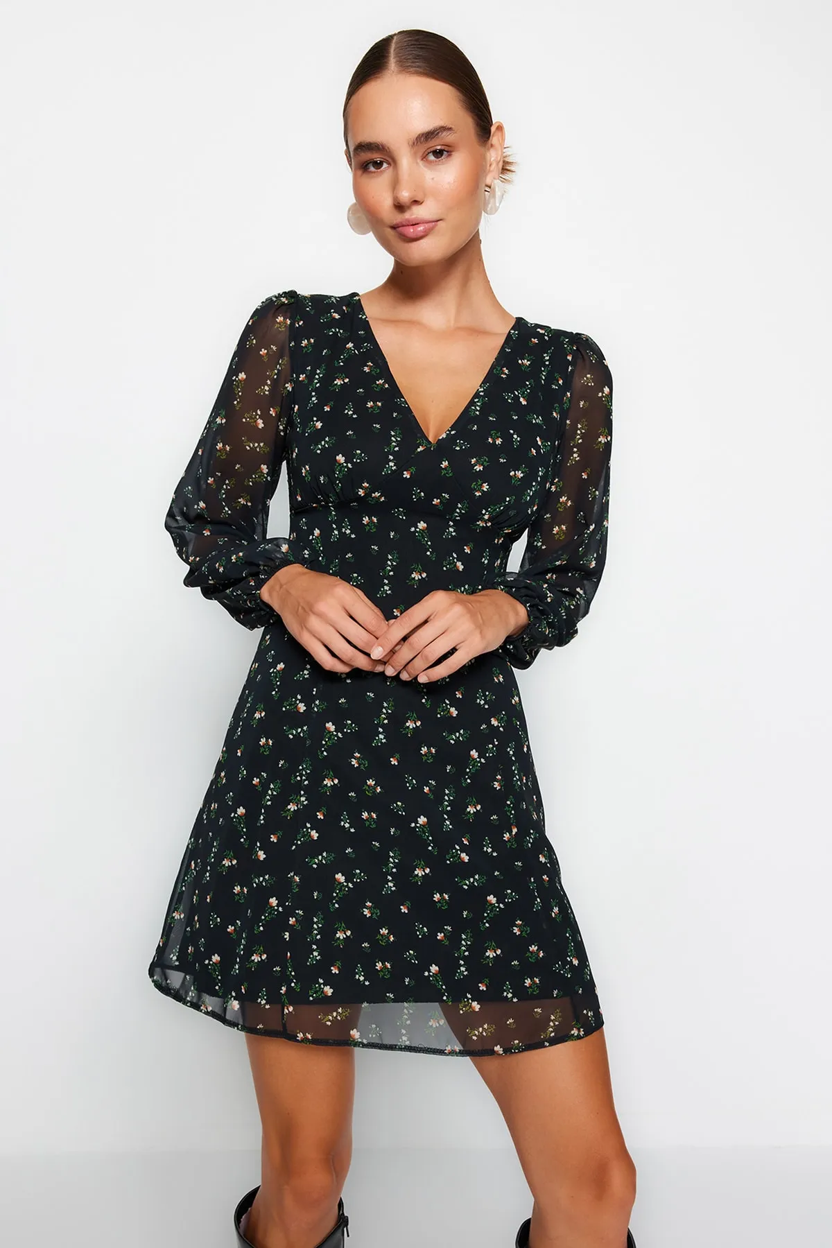 Trendyol Collection  Schwarzes, mit Blumenmuster bedrucktes Mini-Kleid aus Chiffon mit Futter und V-Ausschnitt TWOAW24EL00320