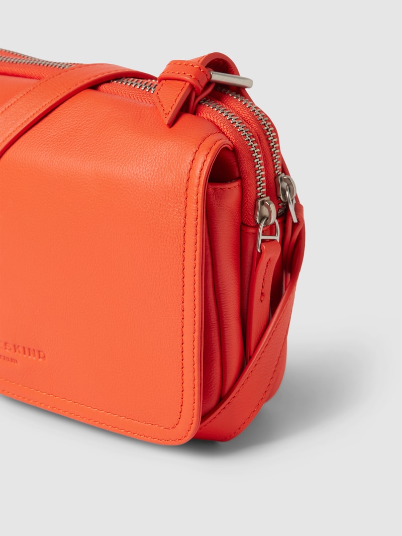 Crossbody Bag mit Label-Detail in hellrot