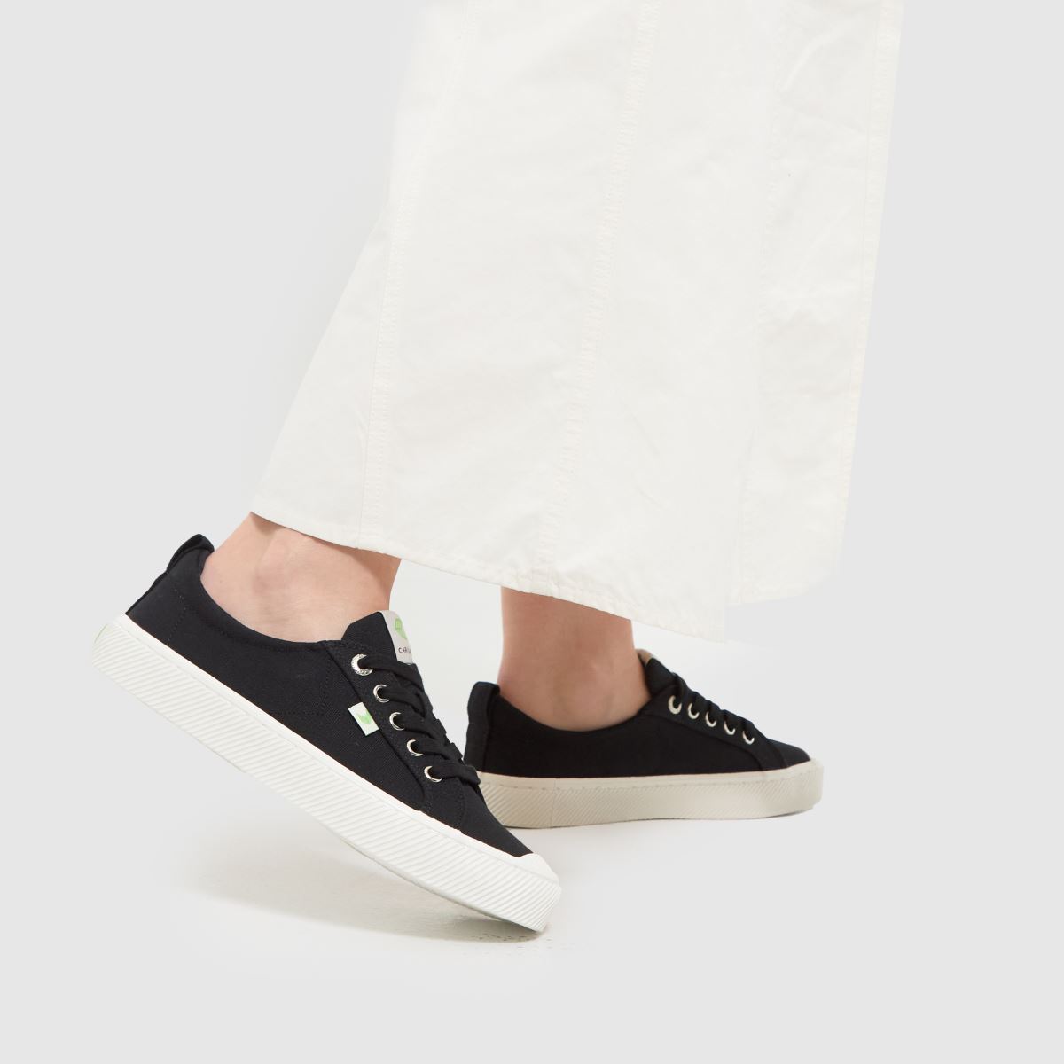 CARIUMA – Oca – Svarta låga sneakers