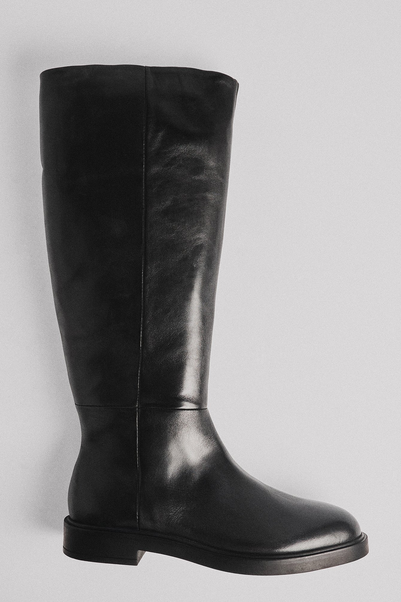 Flache kniehohe Lederstiefel