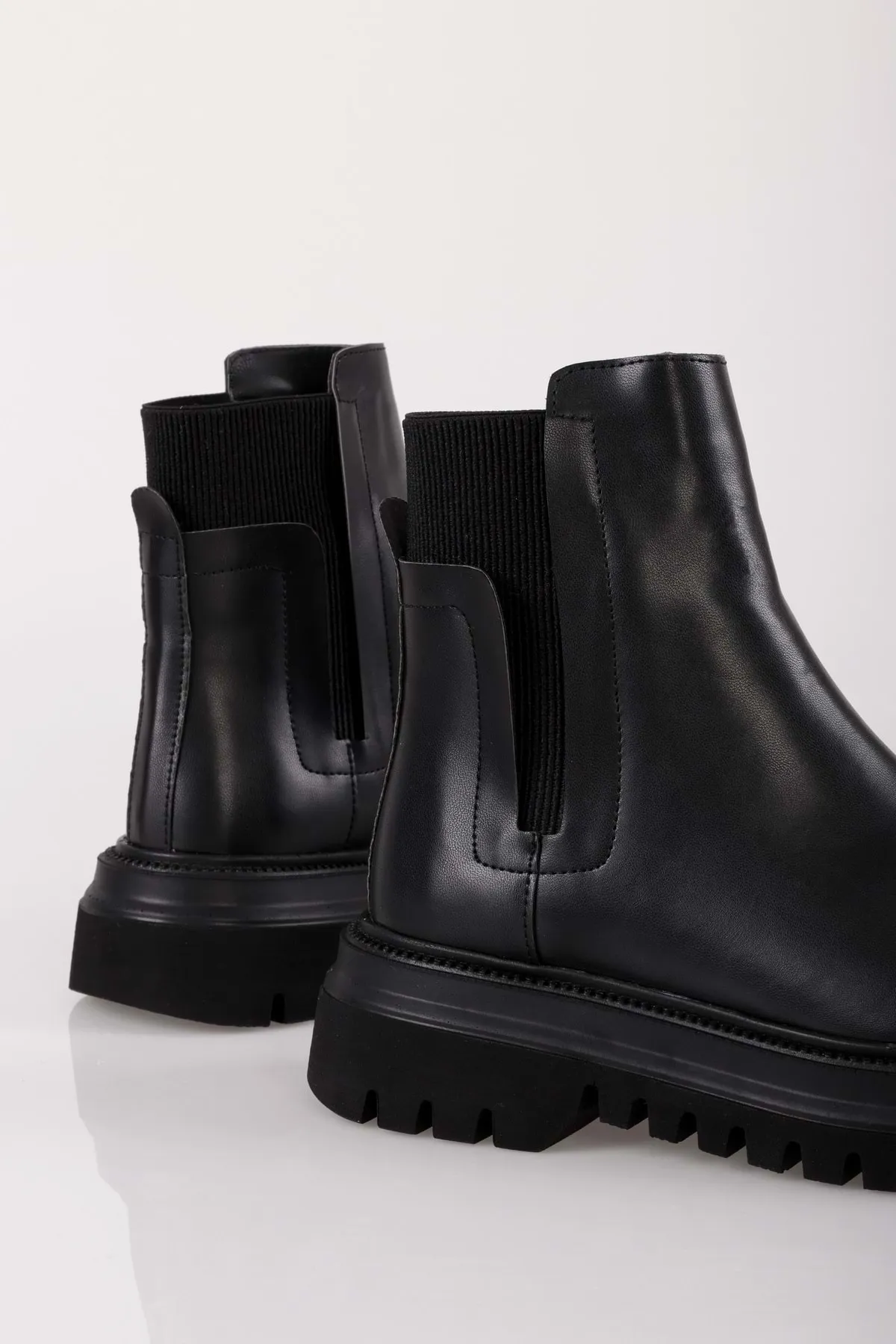 Shoeberry  Schwarze Luke-Stiefel für Damen mit dicker Sohle