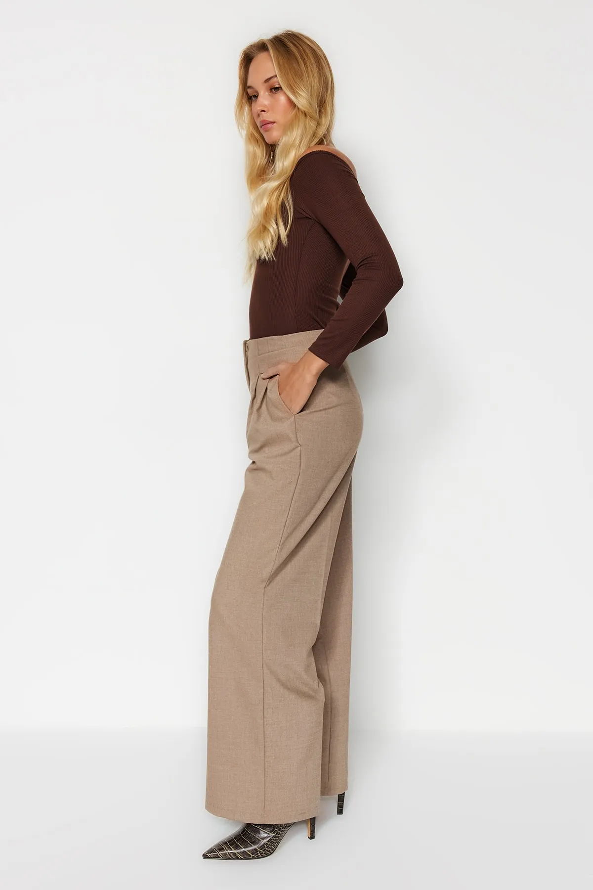 Trendyol Collection  Beige gewebte Hose mit weitem Bein TWOAW24PL00129