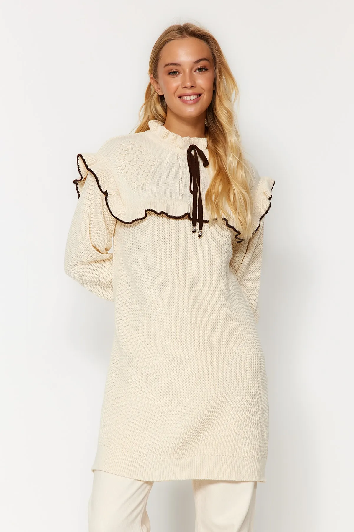 Trendyol Modest  Cremefarbener Strickpullover mit schwarzen Paspeln TCTAW24AK00171