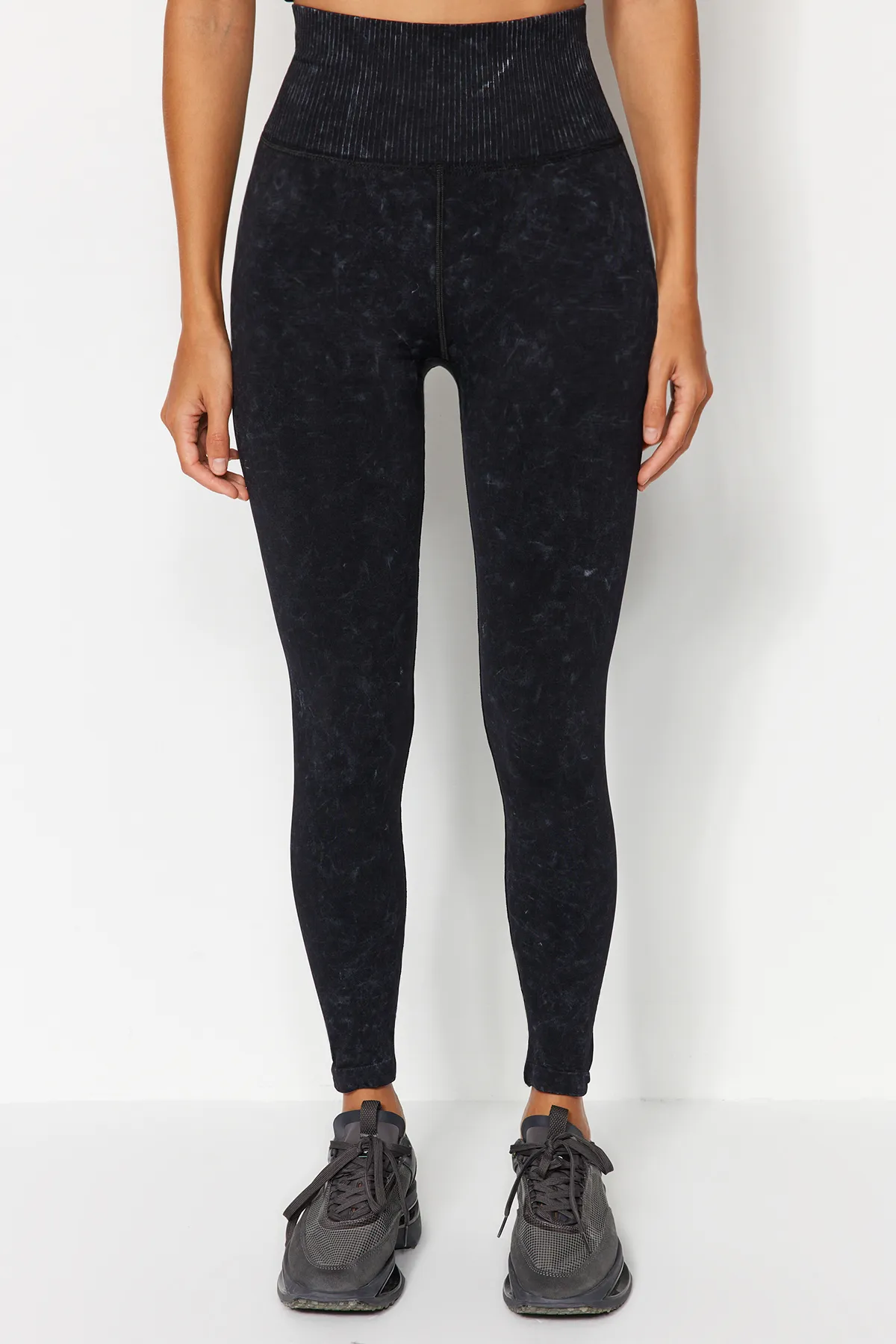 Trendyol Collection  Schwarze Seamless/Seamless Recovery Acid Washed Strick-Sport-Leggings in voller Länge THMAW24TY00012