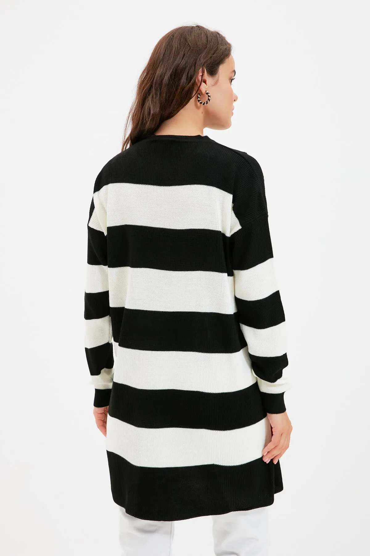 Trendyol Modest  Schwarzer gestreifter Strickpullover TCTAW22AK0131