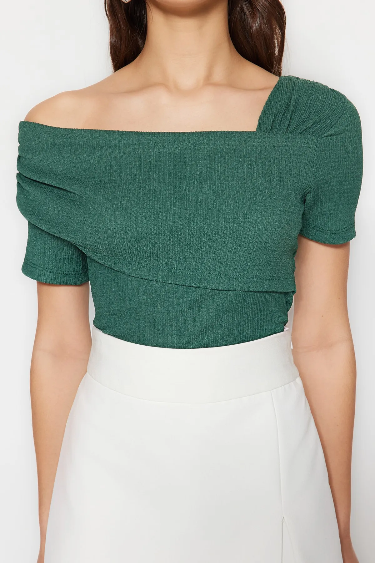 Trendyol Collection  Smaragdgrüner, asymmetrischer, taillierter/körperbetonter Strickbody mit Druckknöpfen, Kragen TWOSS23BD00060