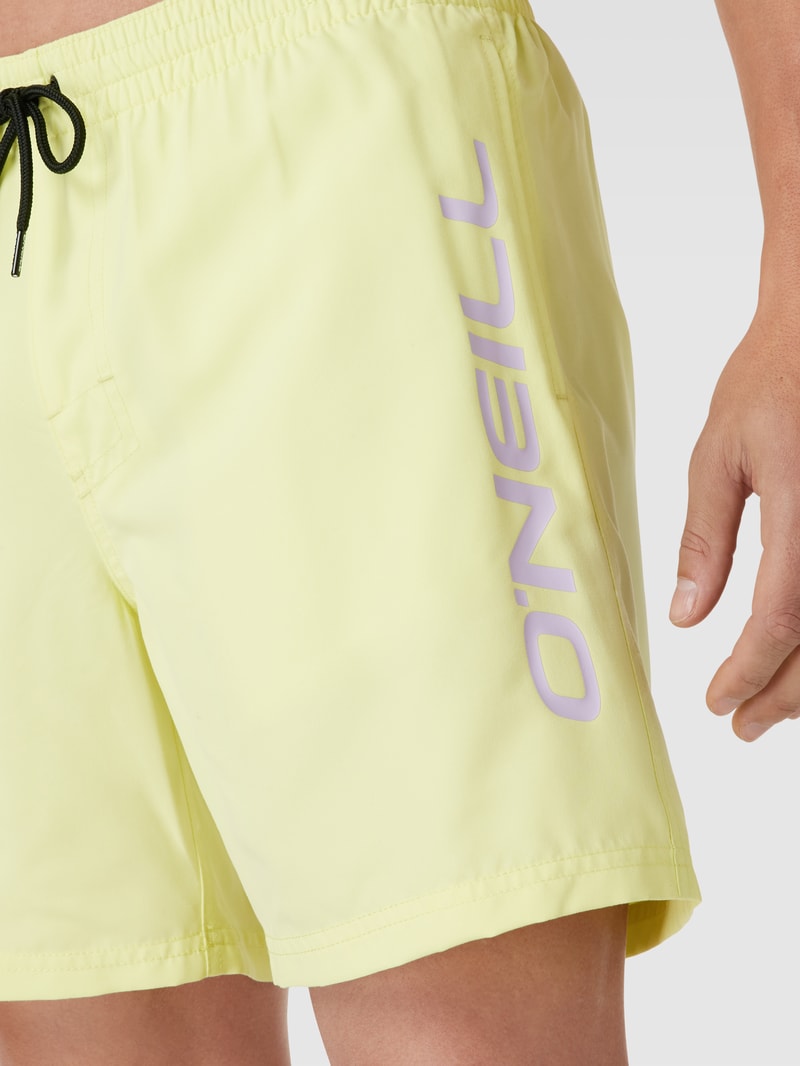 Badehose mit Label-Print Modell 'Cali' in neon gelb