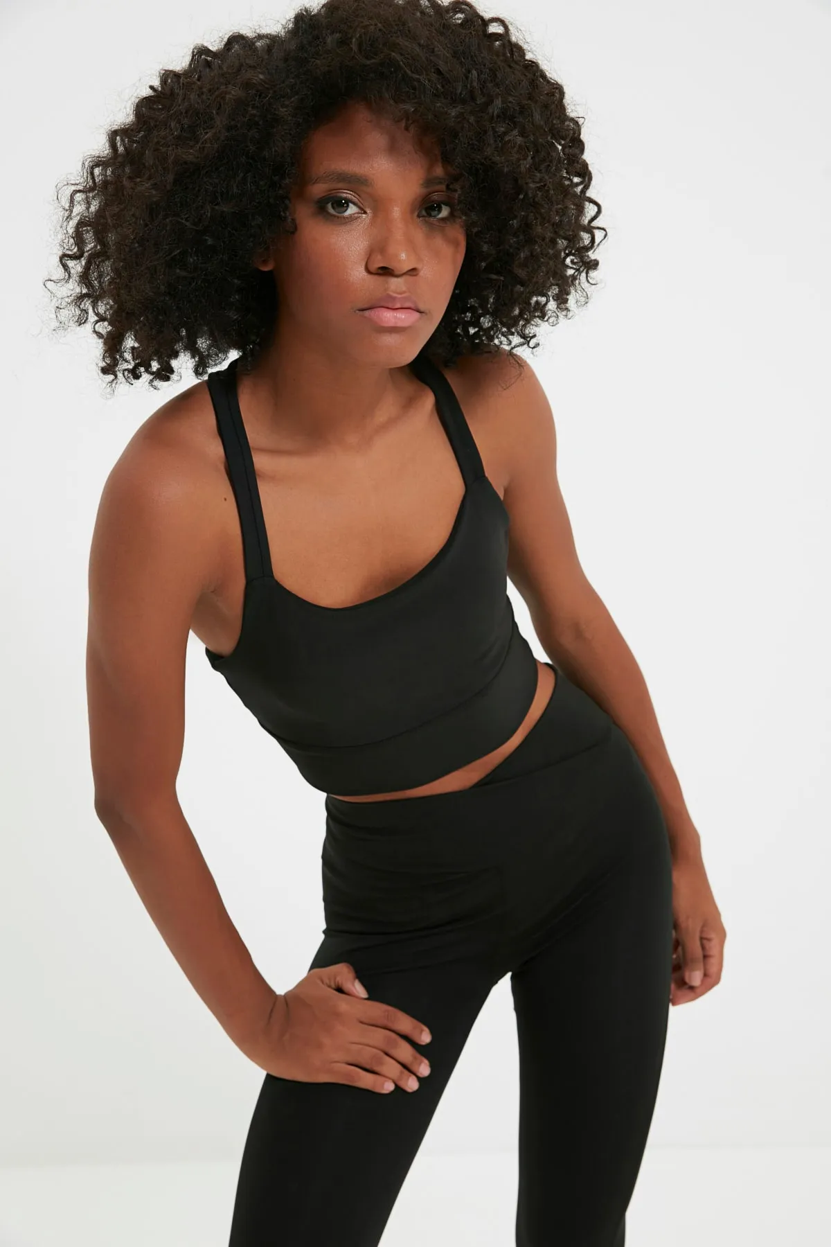 Trendyol Collection  Schwarzer gestrickter Sport-BH mit verstärktem/formendem Rücken und detailliertem Rücken TWOAW22SS0071
