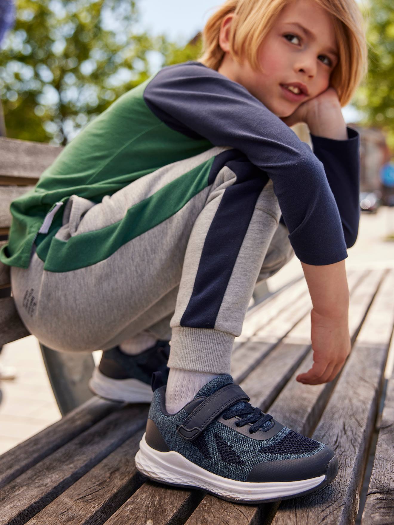 Pantalon jogging bandes côtés garçon. vert sapin