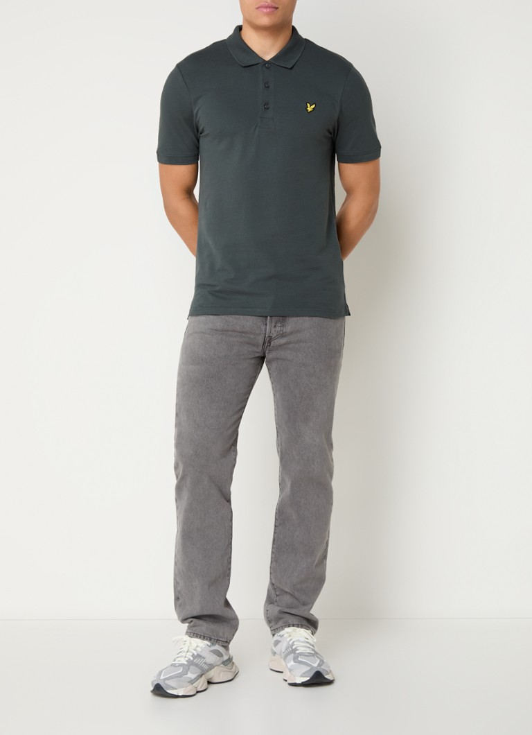 Polo Lyle & Scott de corte regular, confeccionada em algodão piqué com bordado do logotipo.