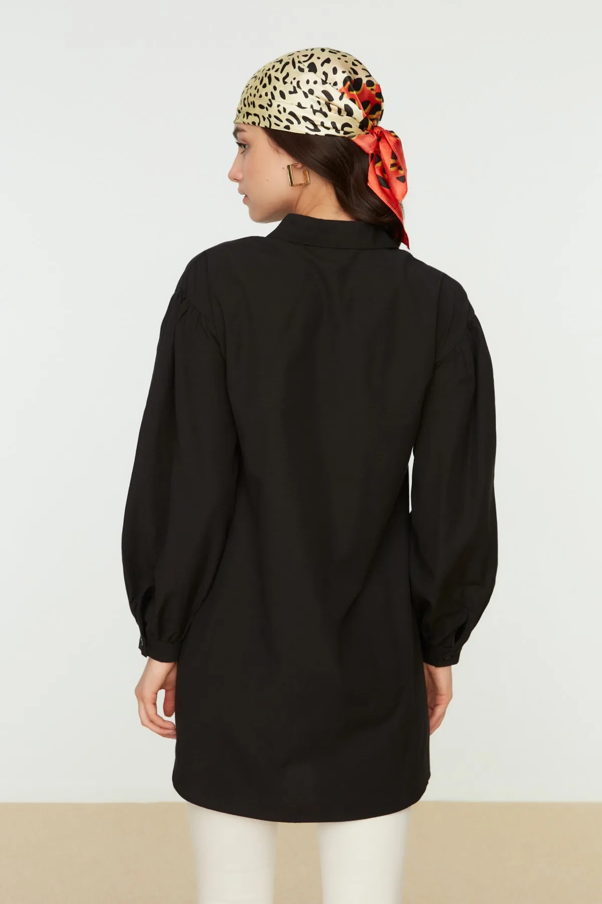 Trendyol Modest  Schwarzes Basic-Gewebehemd mit Ballonärmeln und langer Gesäßtasche TCTSS21GO0976