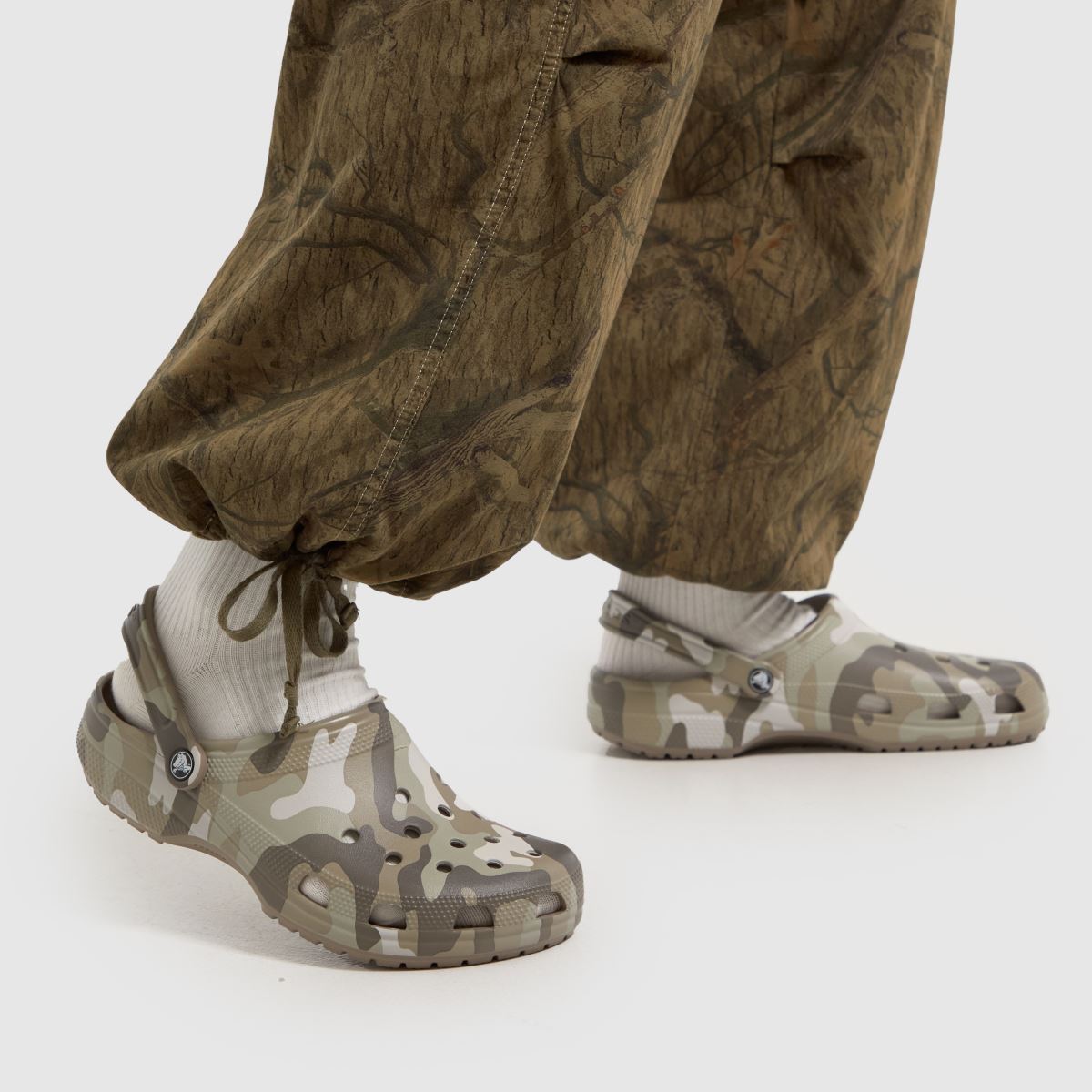 Crocs Classic Graphic klumpa szandál barna multiszínű színben