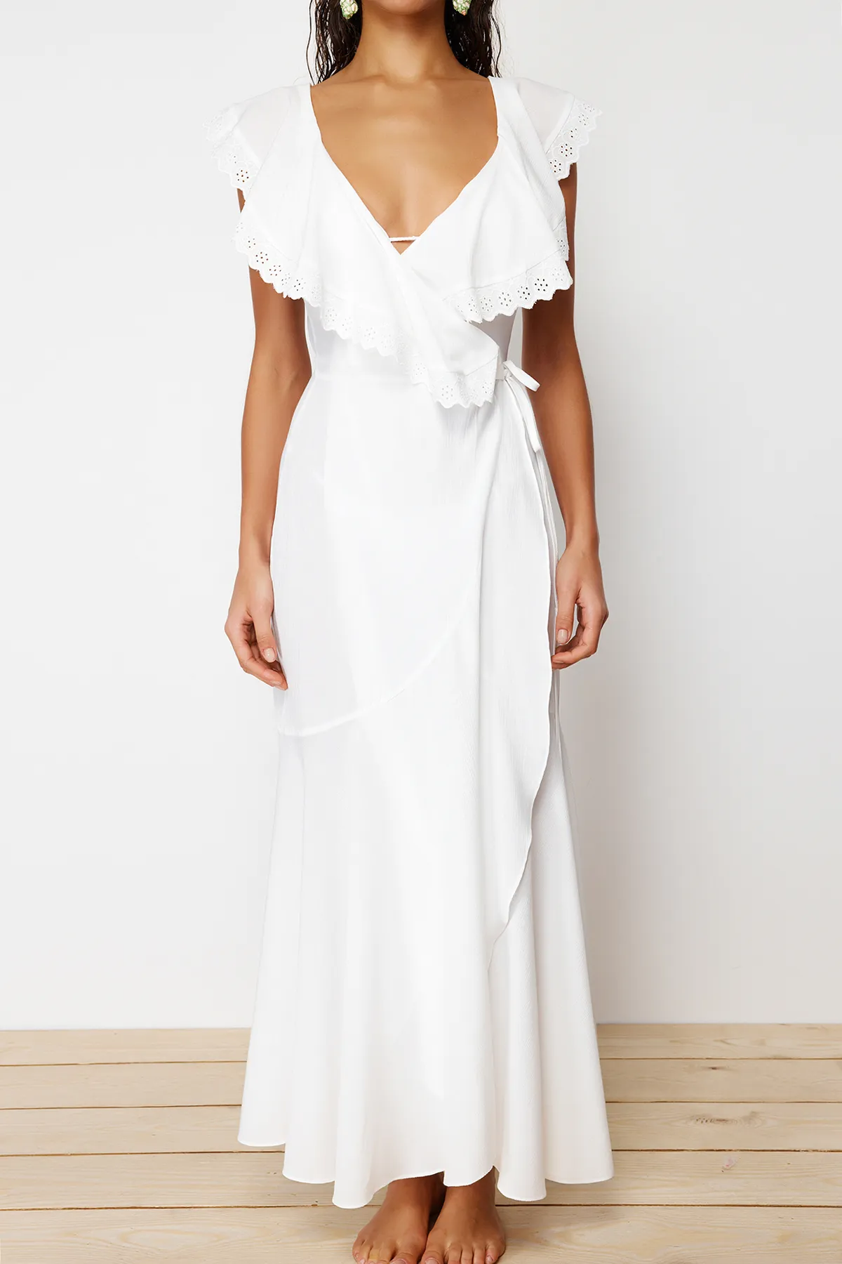 Trendyol Collection  Ecrufarbenes, gewebtes Maxi-Strandkleid mit Schnürung TBESS24EL00074