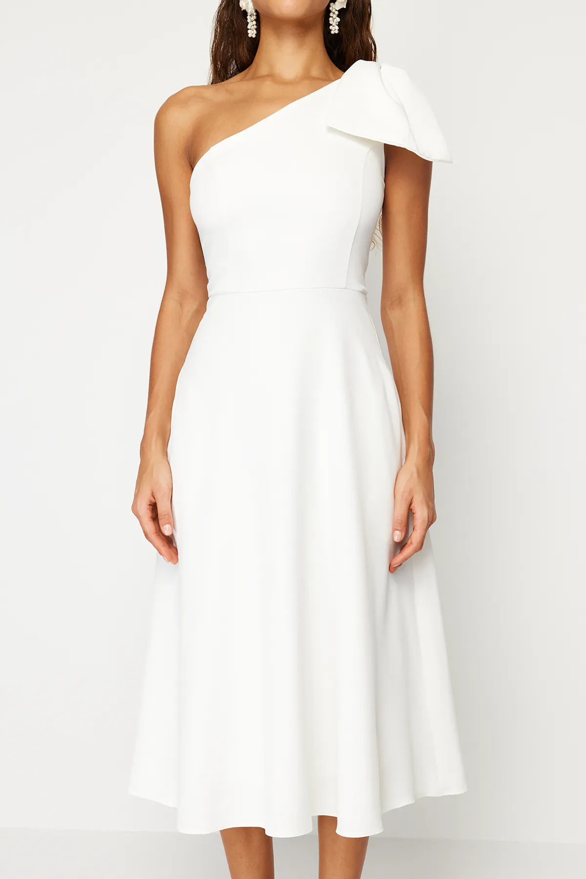 Trendyol Collection  Weißes Braut-Hochzeits-/Nikah-Elegantes Abendkleid mit Schleifendetail TPRSS24EL00105