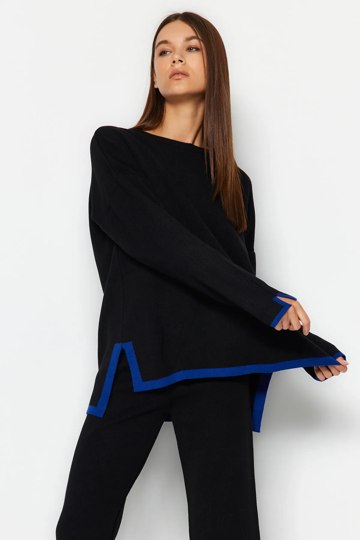 Trendyol Collection  Schwarzes, weit geschnittenes Strickoberteil und -unterteil in Kontrastfarbe TWOAW24AU00062