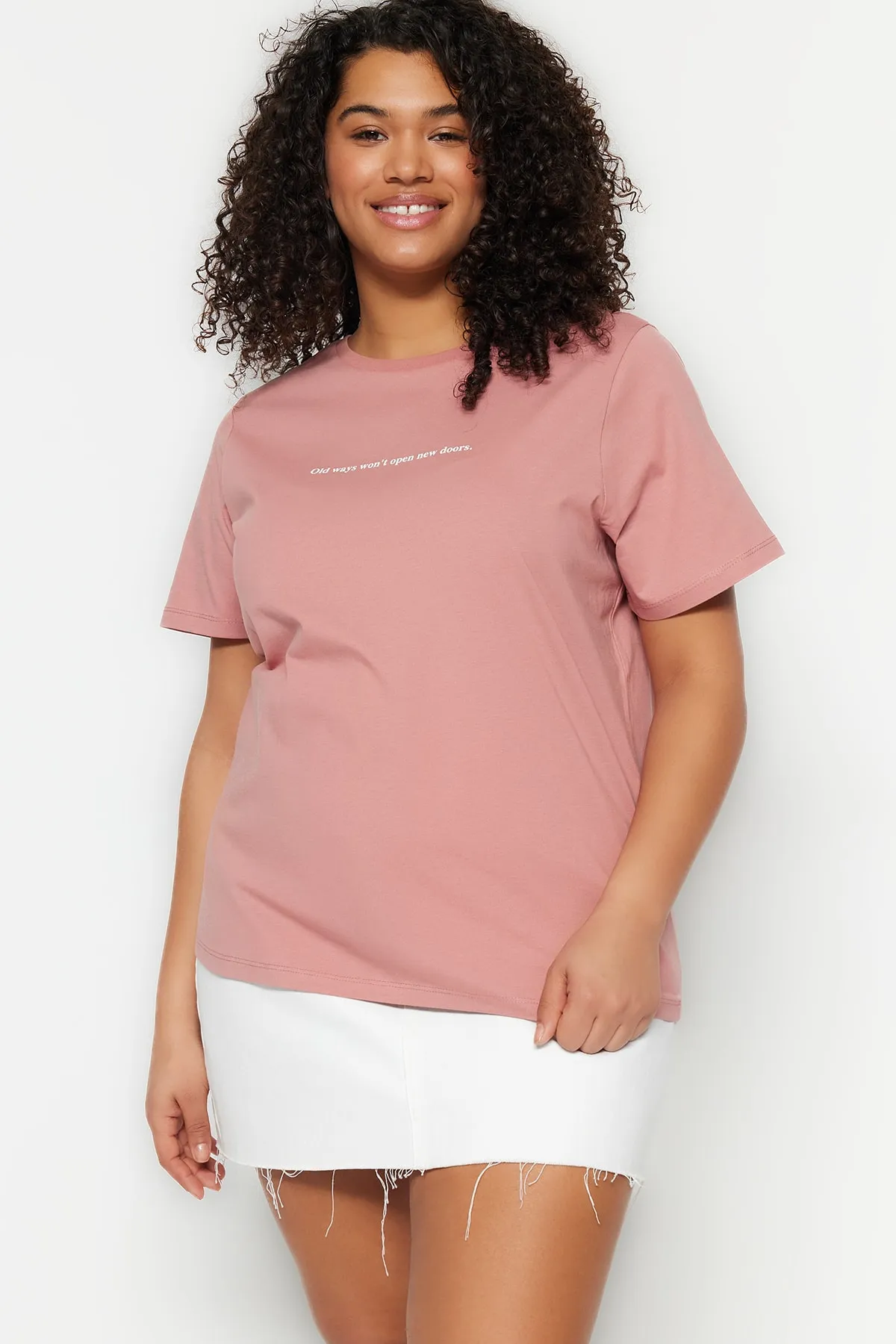 Trendyol Curve  Dried Rose bedrucktes Strick-T-Shirt mit Rundhalsausschnitt TBBSS23BF00034