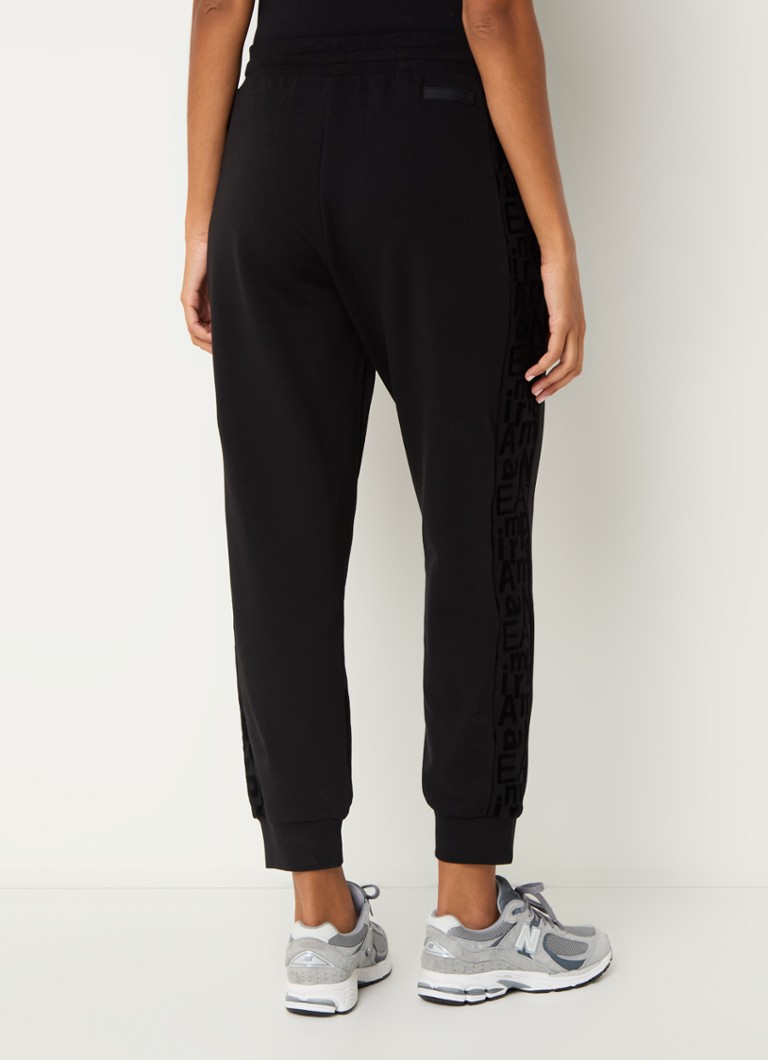 Pantaloni de trening cu talie înaltă și model conic pe picioare, decorați cu sigla Emporio Armani.