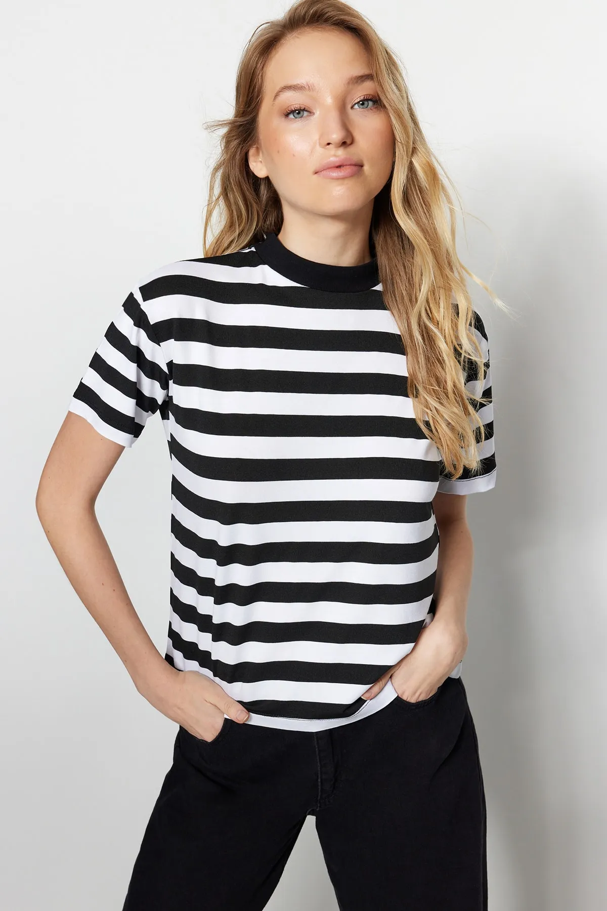 Trendyol Collection  Weiß-schwarz-weiß gestreiftes Basic-Strick-T-Shirt mit Stehkragen im 2er-Pack TWOSS20TS1500