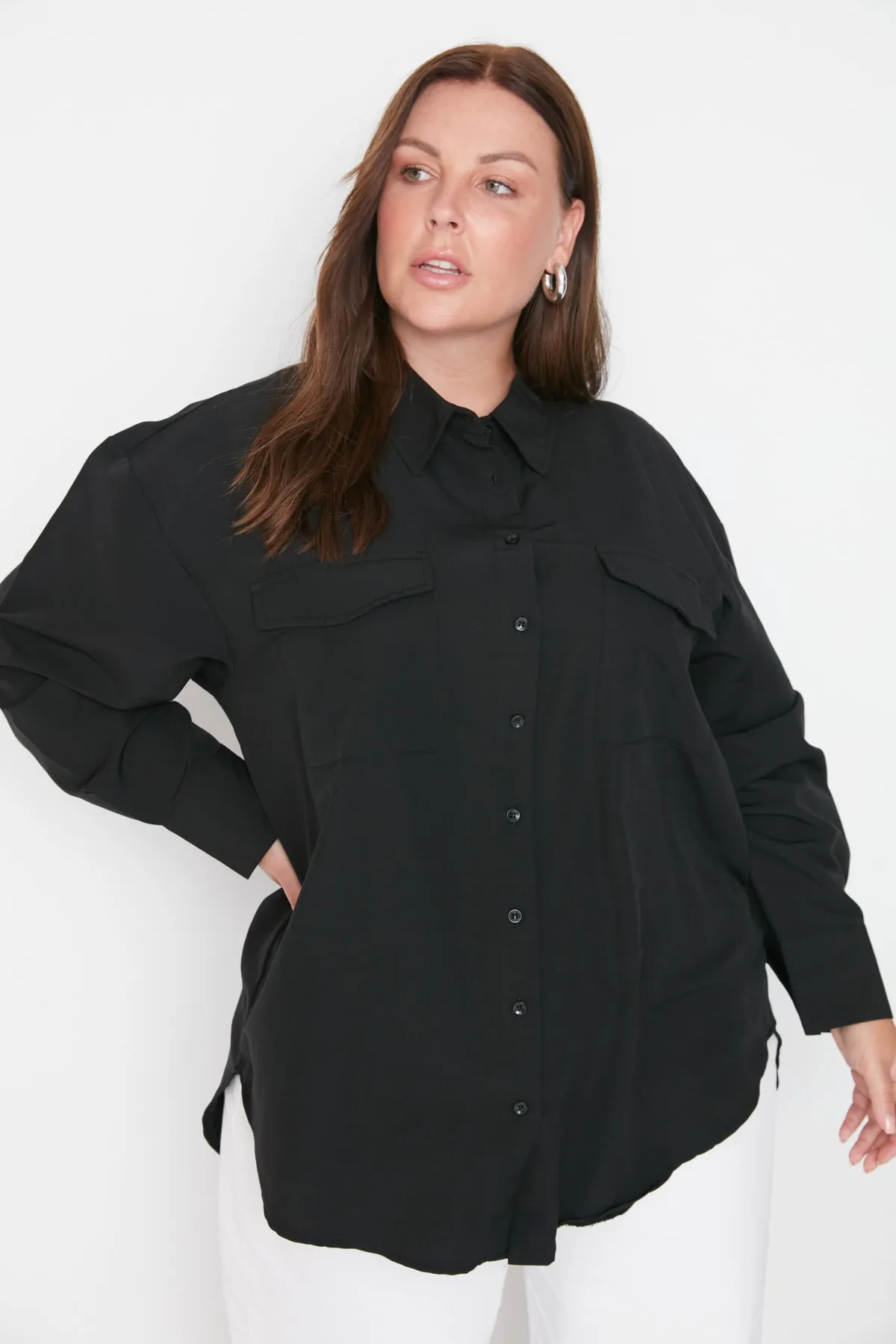 Trendyol Curve  Schwarzes Popeline-Hemd mit gewebter Tasche TBBAW23AX00013