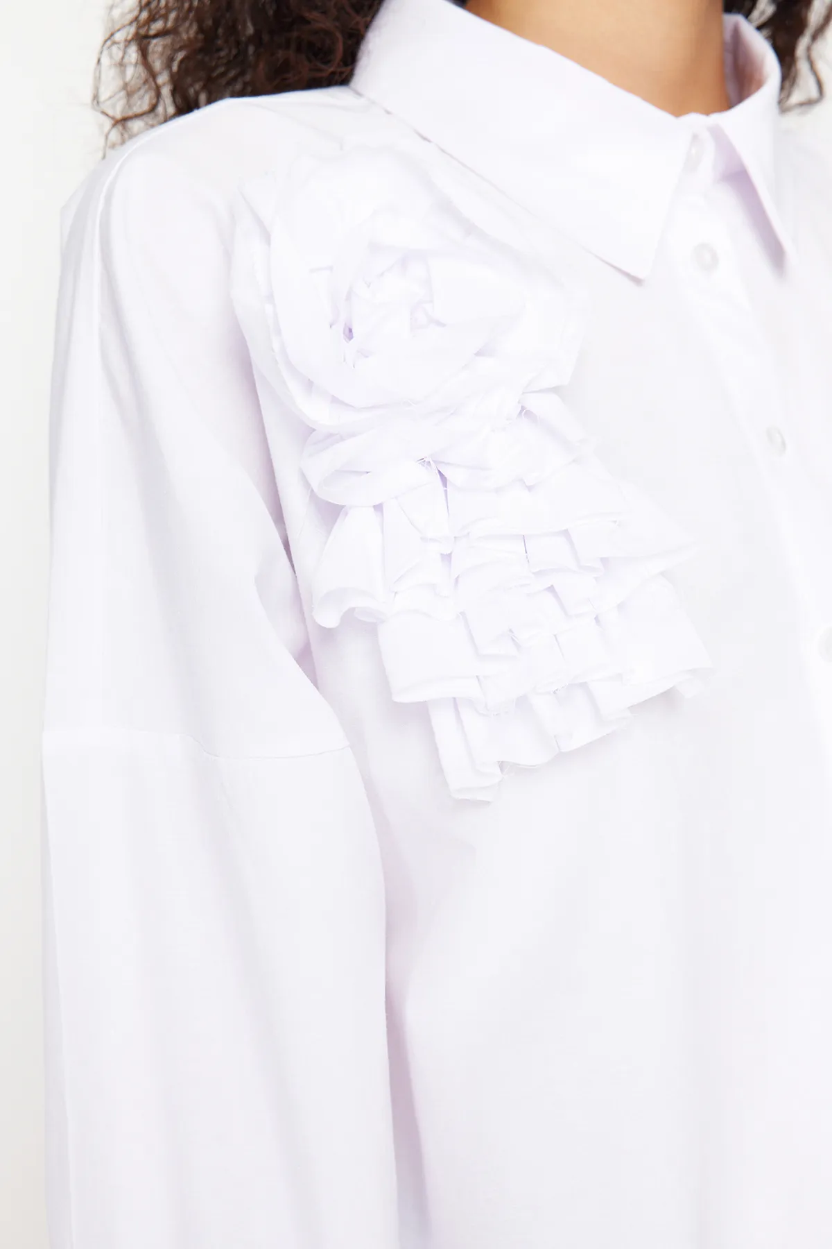 Trendyol Modest  Weißes gewebtes Baumwollhemd mit Blumenapplikationen TCTSS24TG00030